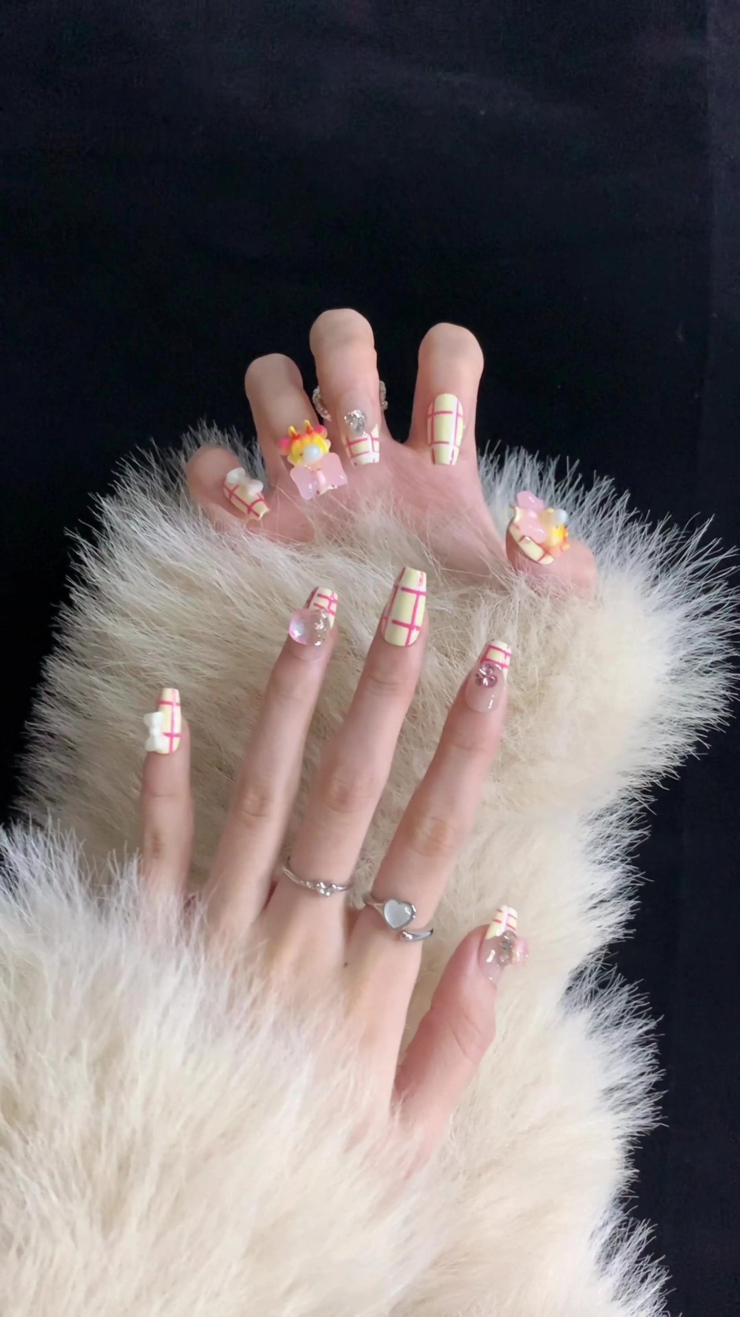 Uñas postizas con logotipo personalizado, diseño de dibujos animados, hechas a mano, cortas, extraíbles, con diamantes.