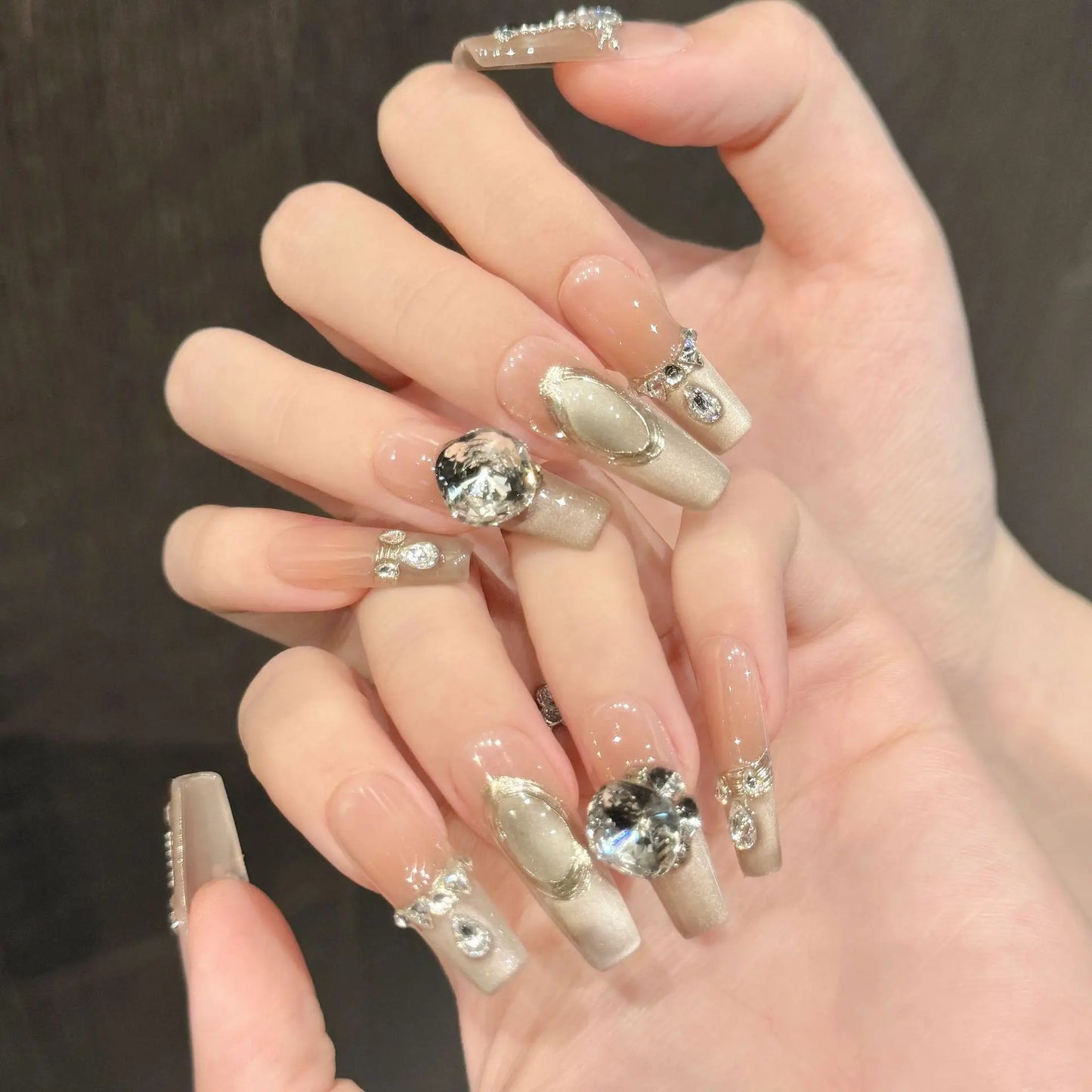 Uñas francesas de lujo con diseño de ojo de gato y diamantes apilados, estilo de alta gama, hechas a mano.