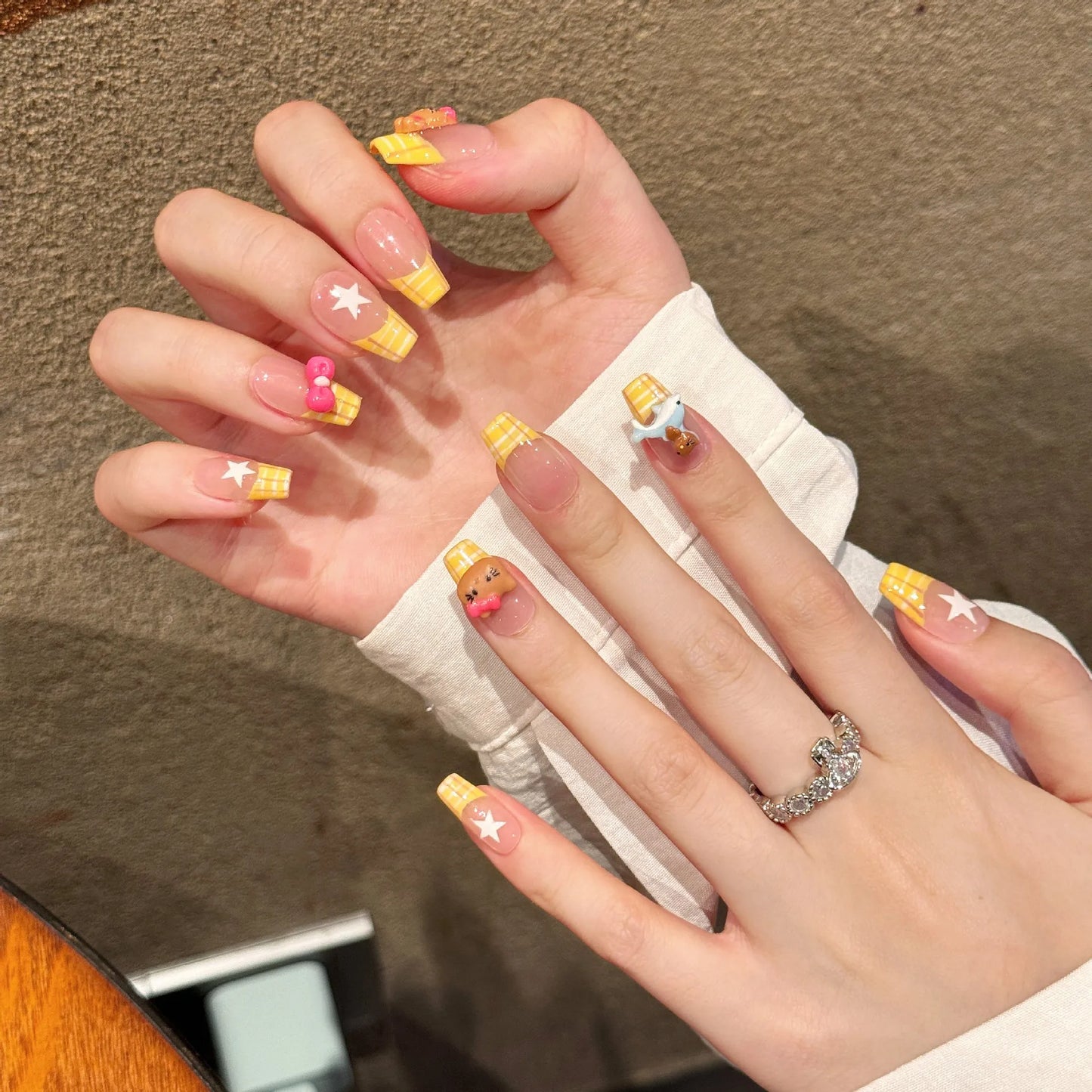 Kit de uñas postizas de gel más vendido, uñas adhesivas con diseño de cuadros franceses amarillos de Hellokitty.