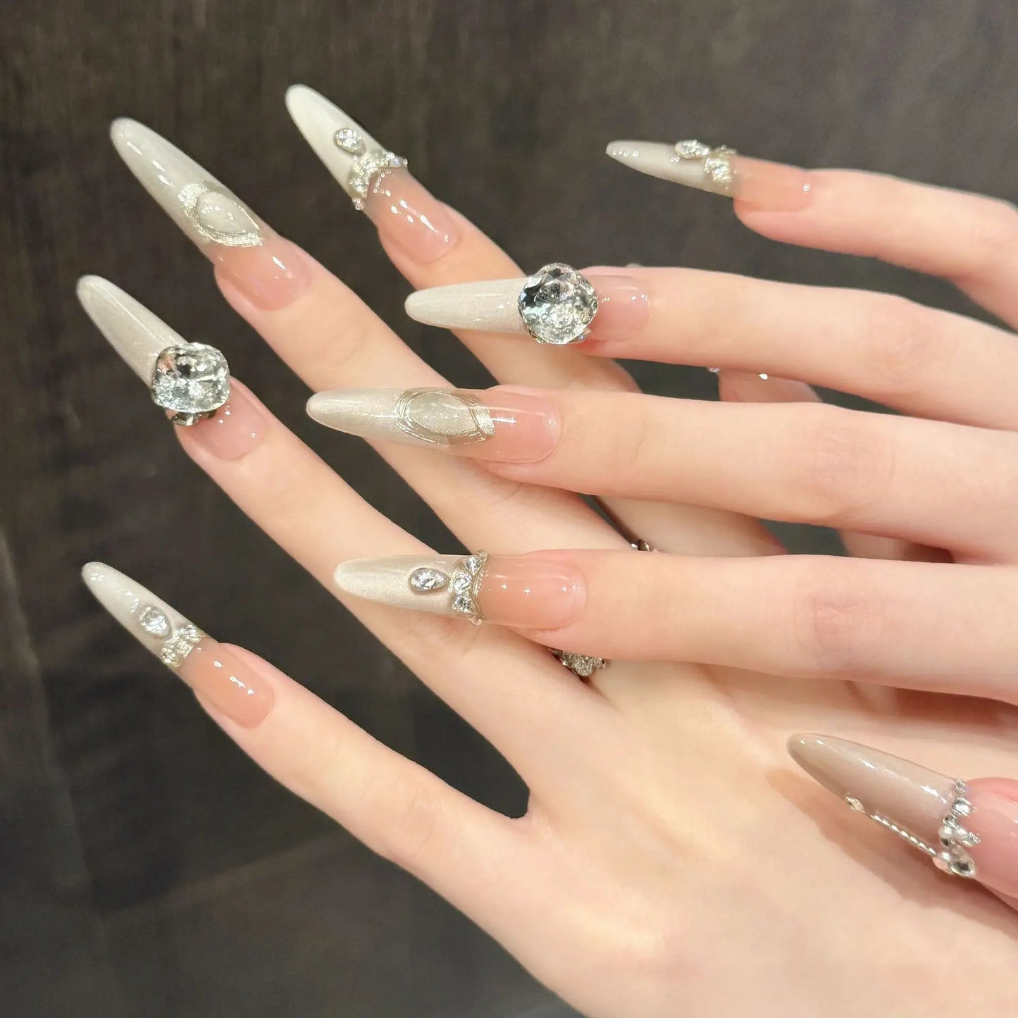 Uñas francesas de lujo con diseño de ojo de gato y diamantes apilados, estilo de alta gama, hechas a mano.
