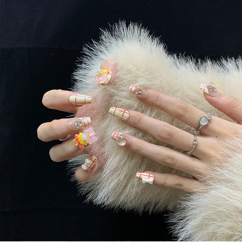 Uñas postizas con logotipo personalizado, diseño de dibujos animados, hechas a mano, cortas, extraíbles, con diamantes.