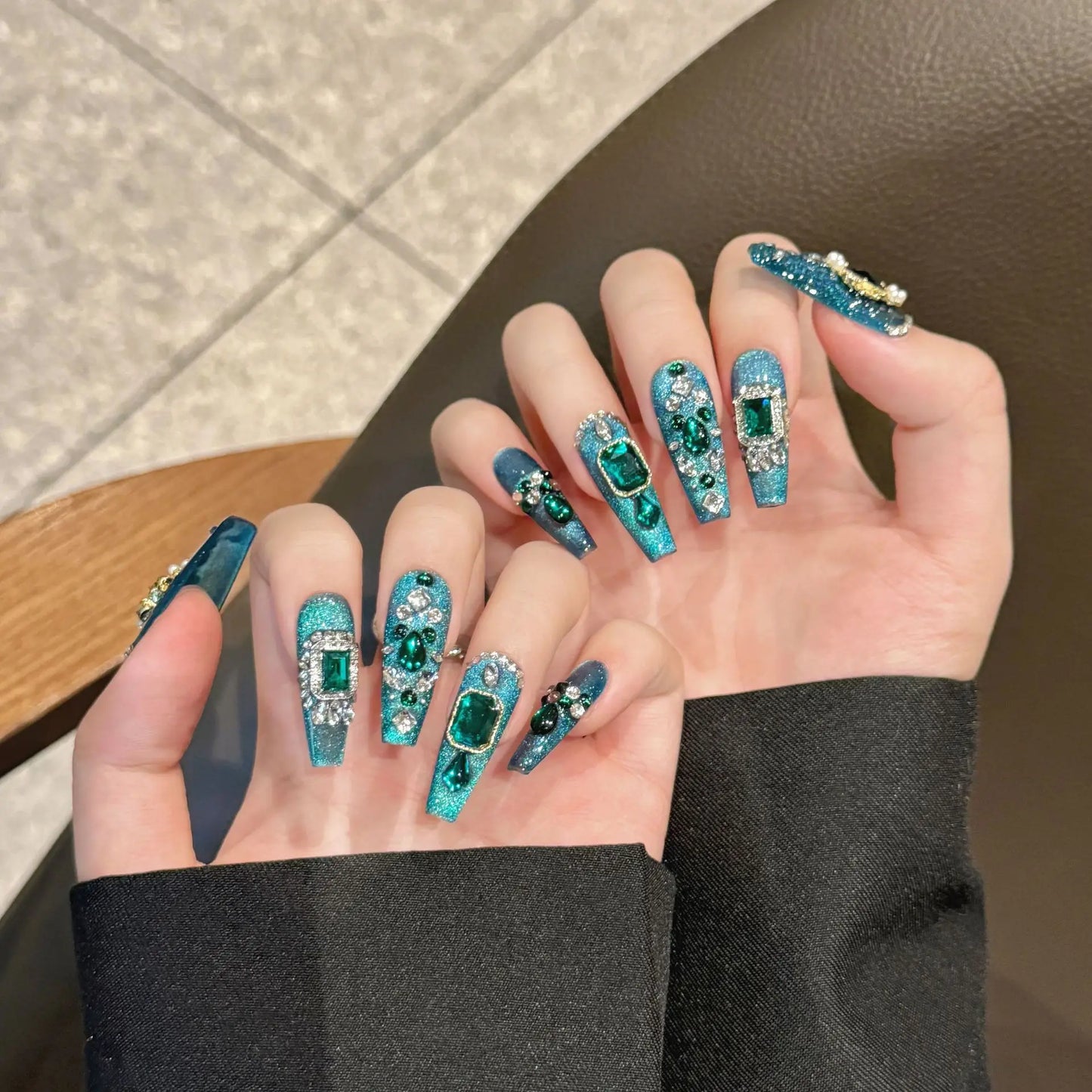 Uñas postizas con diseño decorativo de ojo de gato color nude y diamantes de imitación