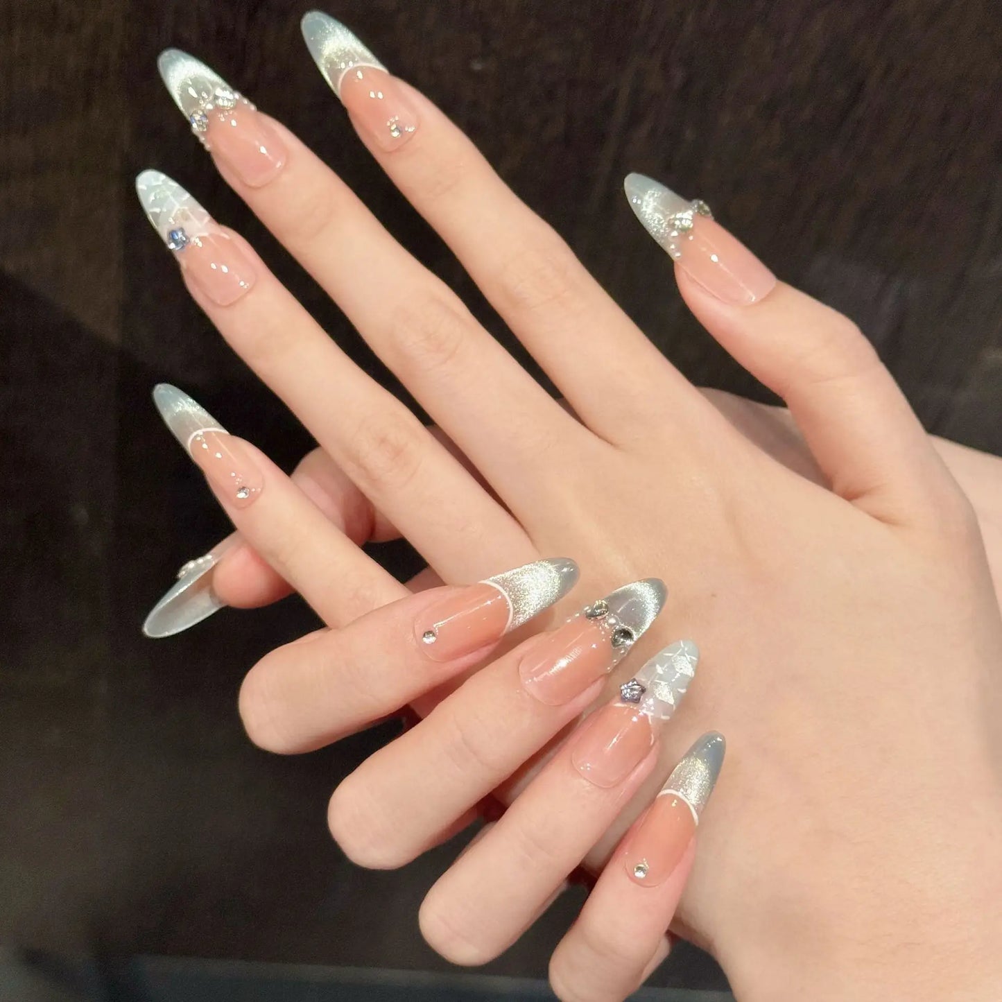 Extensiones de uñas artesanales de alta gama con efecto ojo de gato francés azul a cuadros, translúcidas, que iluminan la piel.