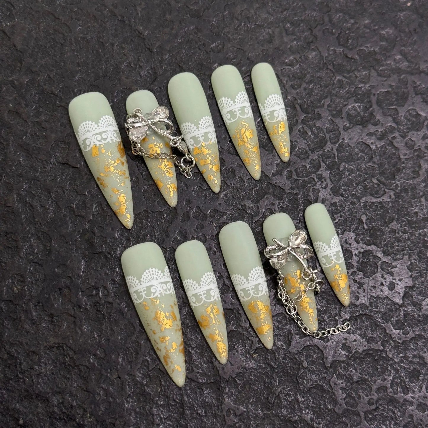 Uñas postizas adhesivas de primera calidad con diseño de gota de agua larga amarilla y diamantes de imitación extraíbles para salón de arte.