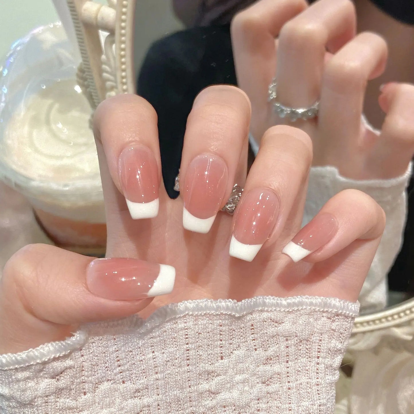 Nuevas uñas postizas clásicas francesas en crema y polvo, sencillas, cortas y hechas a mano.