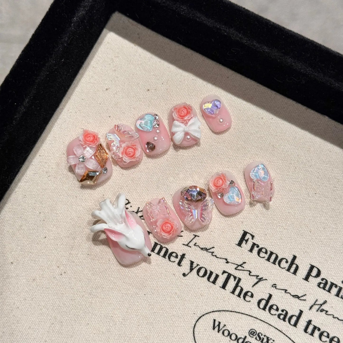 Nuevo estilo de uñas postizas de lujo con purpurina, cortas, con lazo, corazón y diamante.