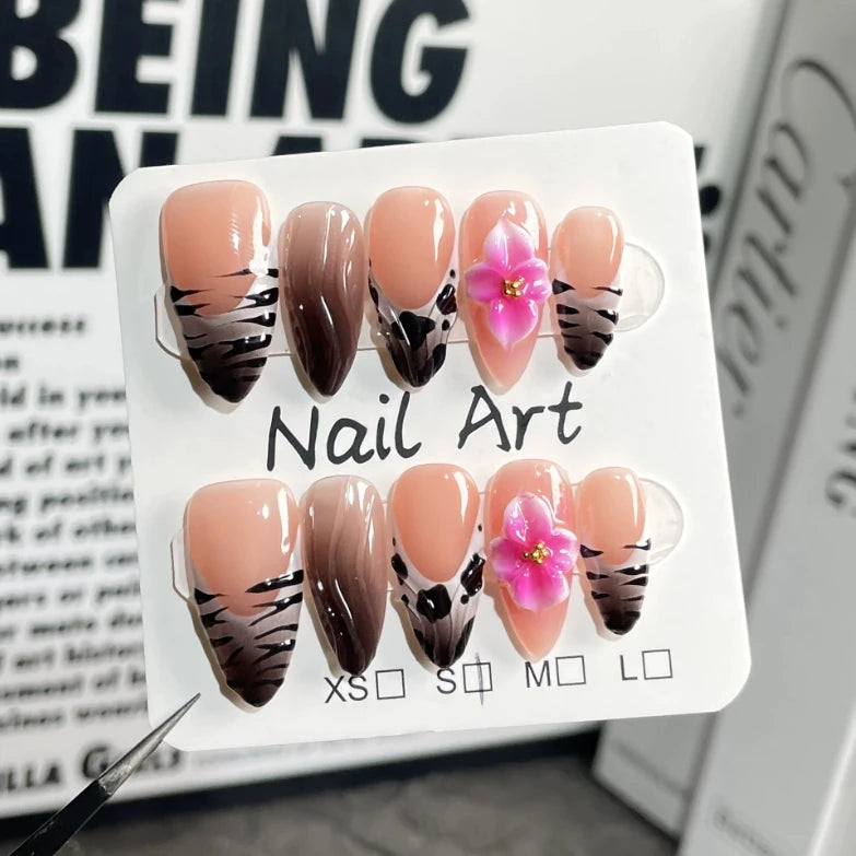 Calcomanías de uñas de almendra de moda, populares pegamentos de prensa para aplicar en los dedos.