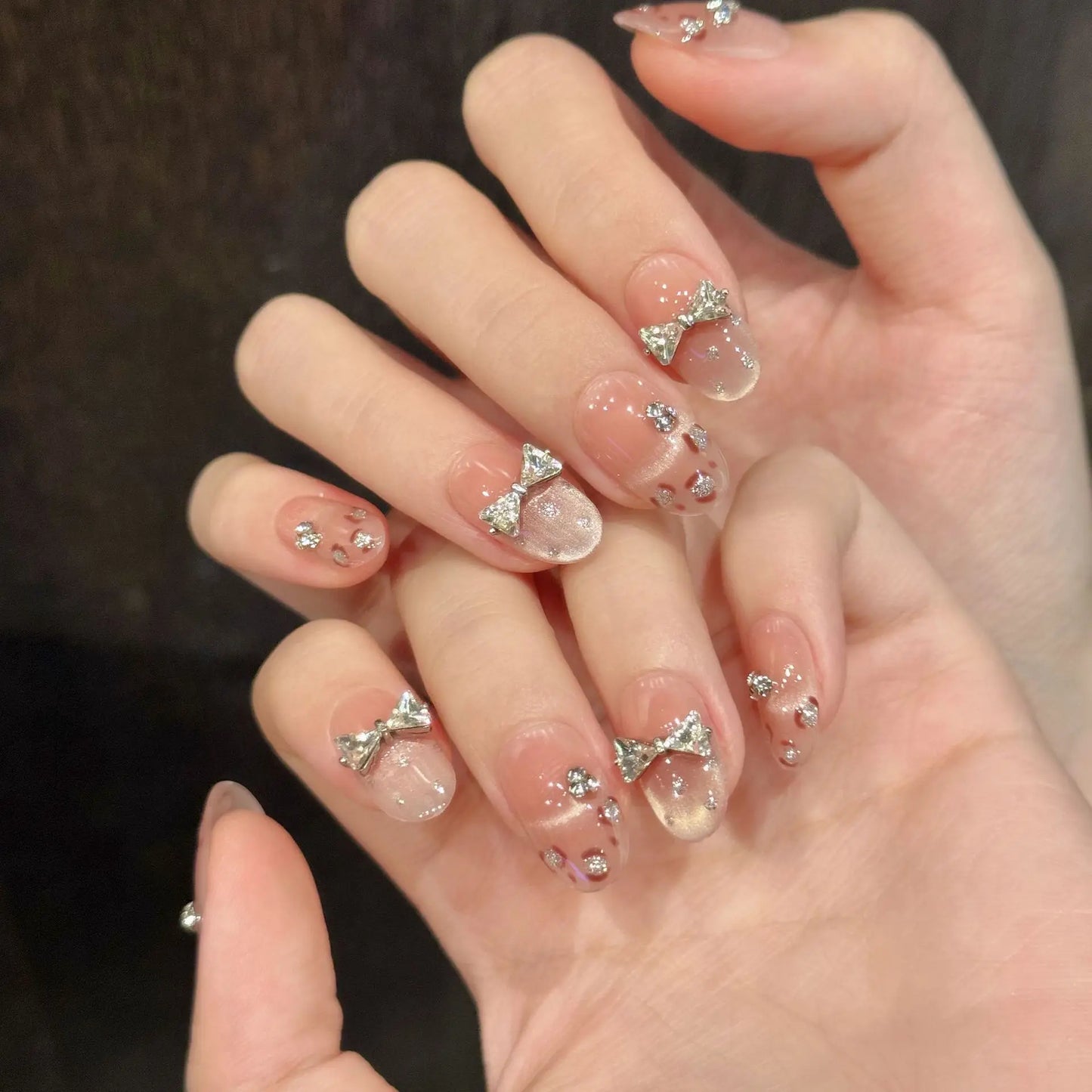Uñas cortas talladas tridimensionales con efecto ojo de gato translúcido y lirio de los valles en francés