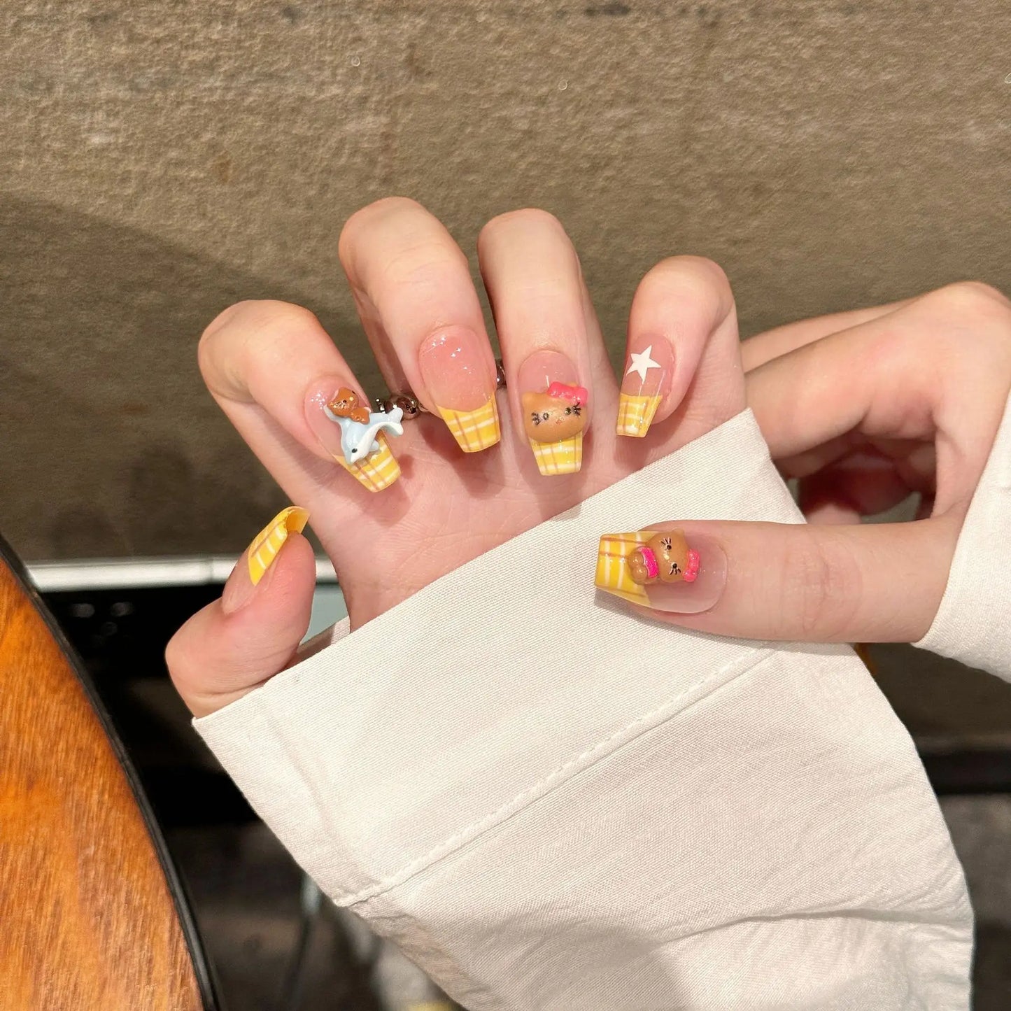 Kit de uñas postizas de gel más vendido, uñas adhesivas con diseño de cuadros franceses amarillos de Hellokitty.
