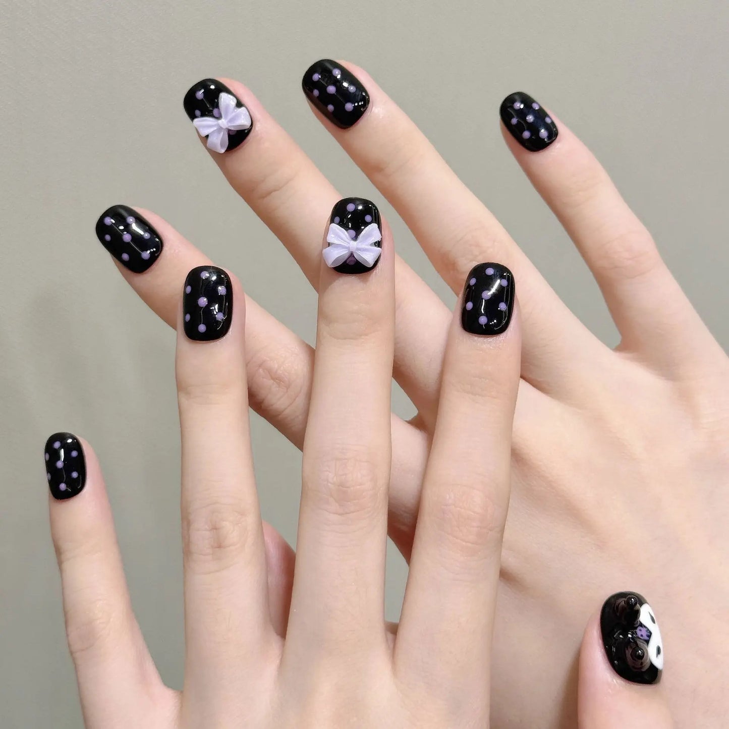 Nuevo estilo de uñas cortas con lazo de lunares moldeadas a mano en 3D