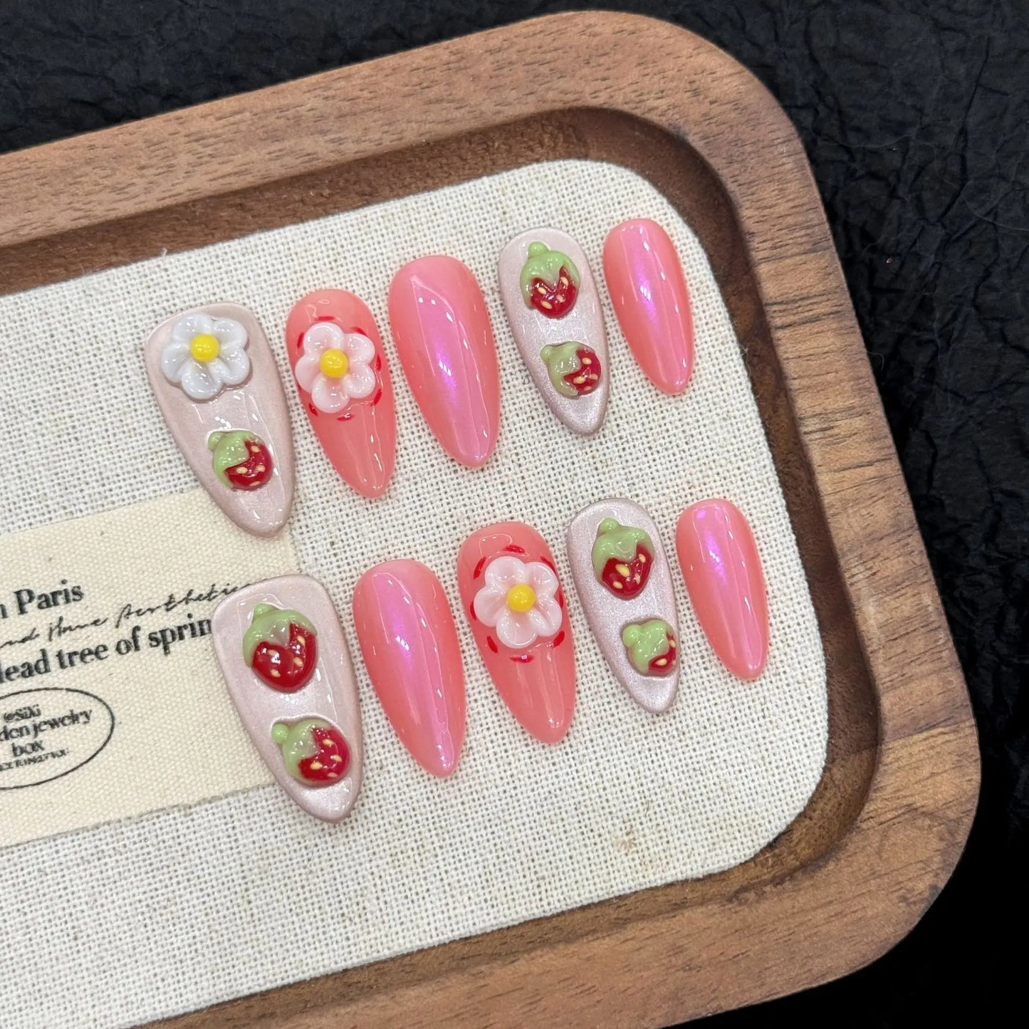 Uñas 3D con forma de huevo de fresa pintadas a mano para primavera y verano, totalmente hechas a mano.