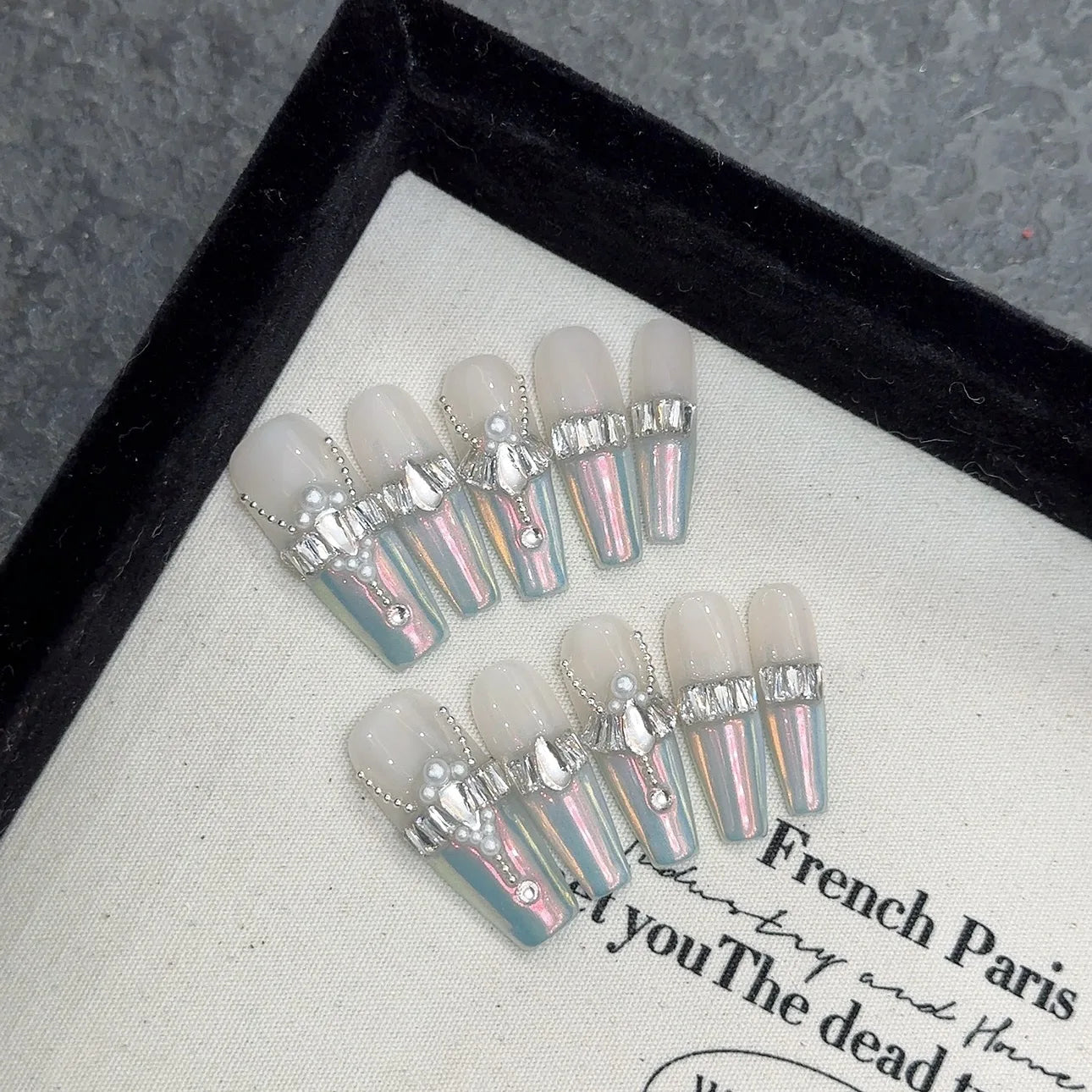 Uñas francesas de gel prensadas a mano, de lujo, con purpurina hermosa y personalizadas.