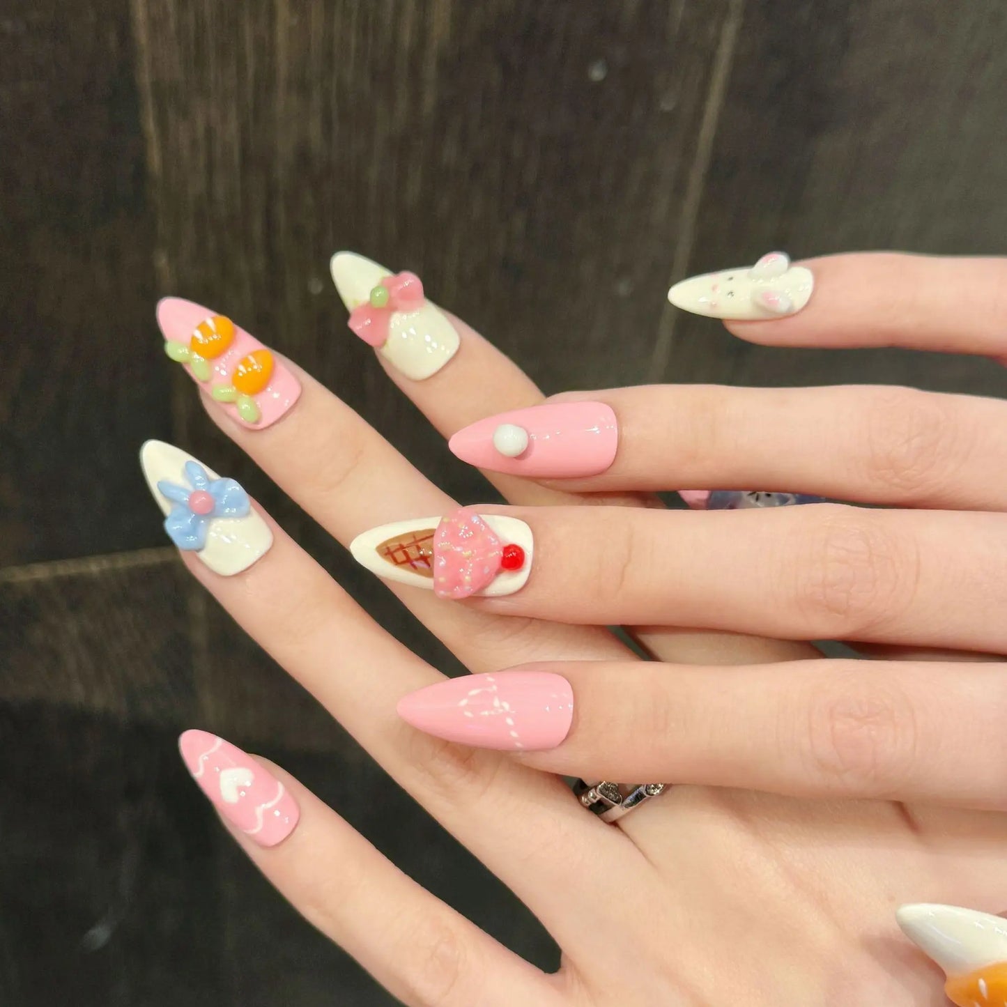 Diseño de uñas de almendra de alta calidad con patrón floral para un lindo look veraniego