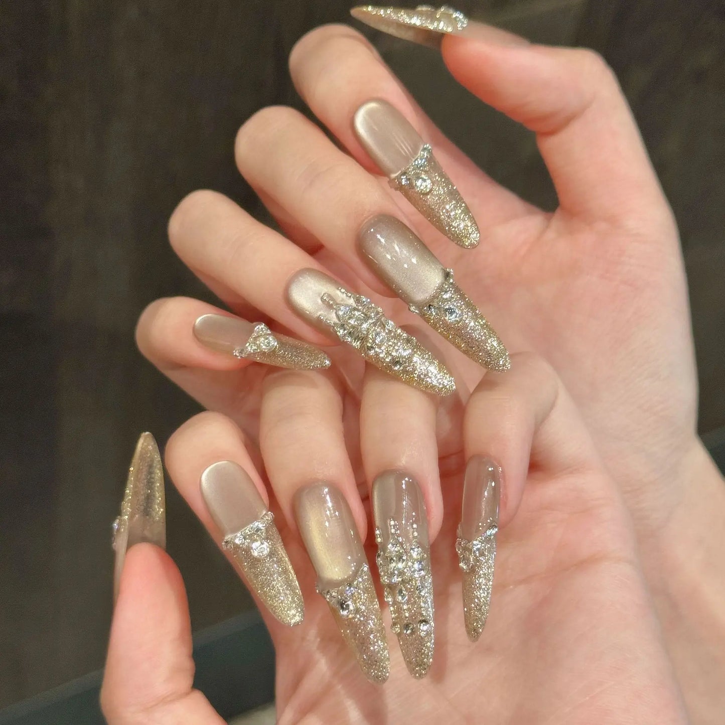 Manicura francesa con brillo nude, diseño personalizado de marca propia, con delicados detalles de diamantes, lujosa uña larga hecha a mano.