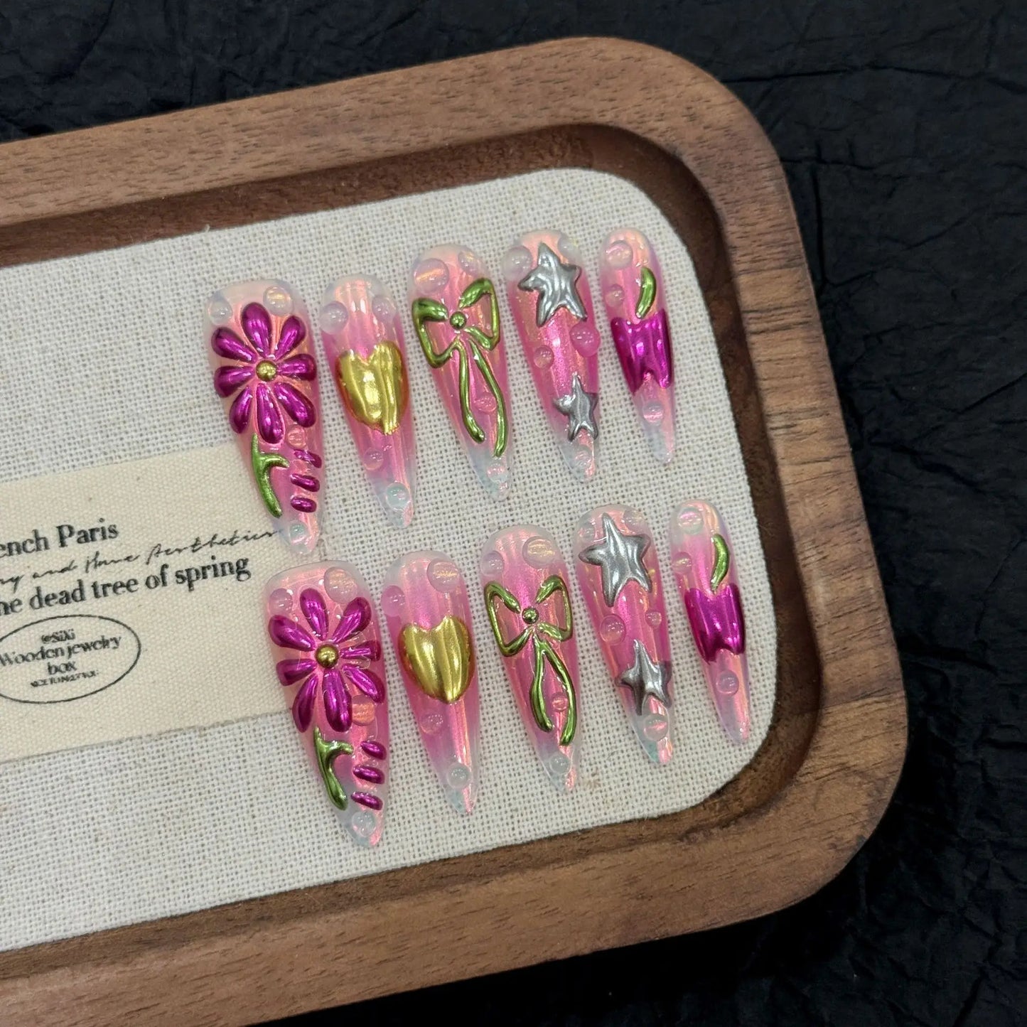 Uñas usables hechas a mano con diseño floral rosa y espejo mágico pintado de chica picante estilo vacaciones en la isla