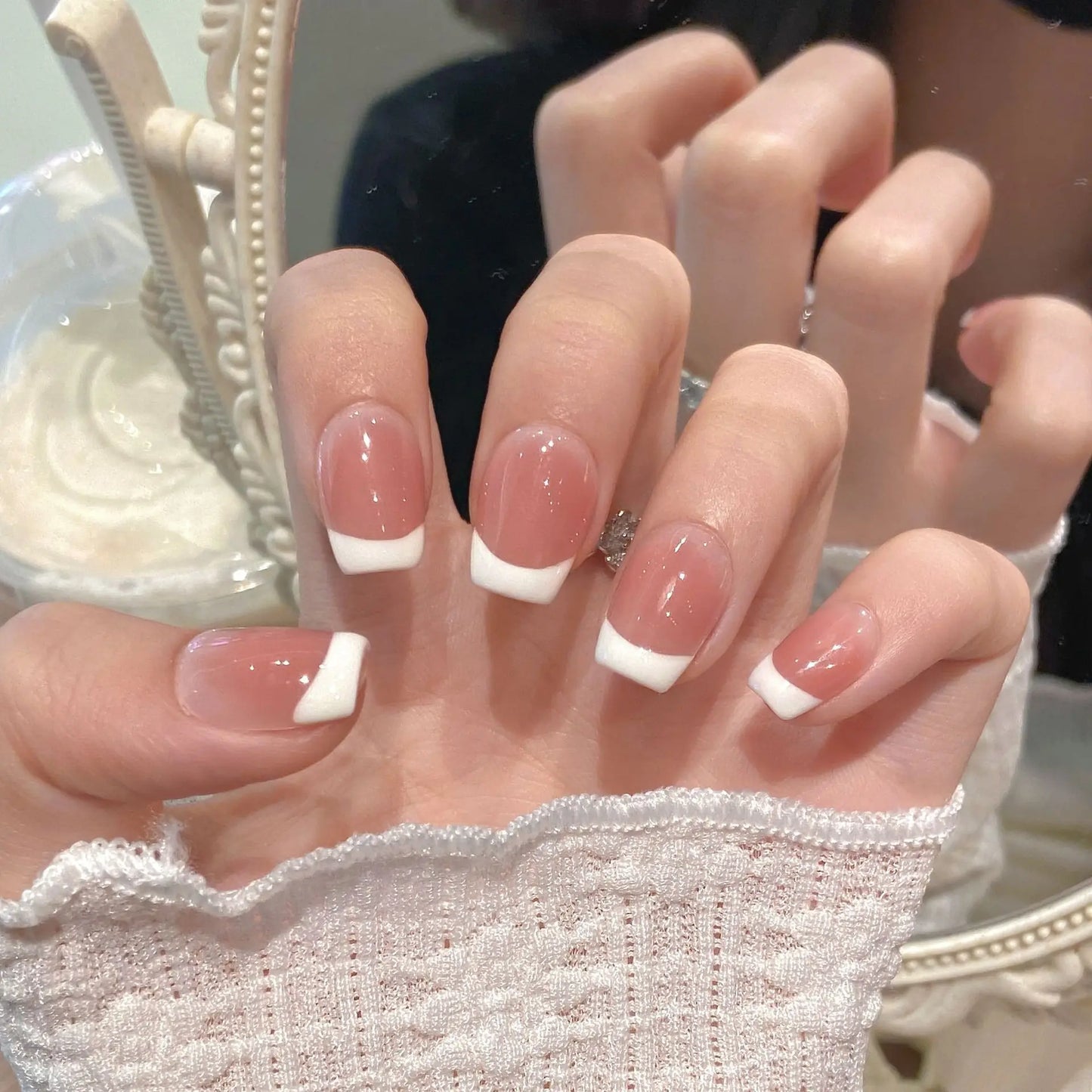 Nuevas uñas postizas clásicas francesas en crema y polvo, sencillas, cortas y hechas a mano.