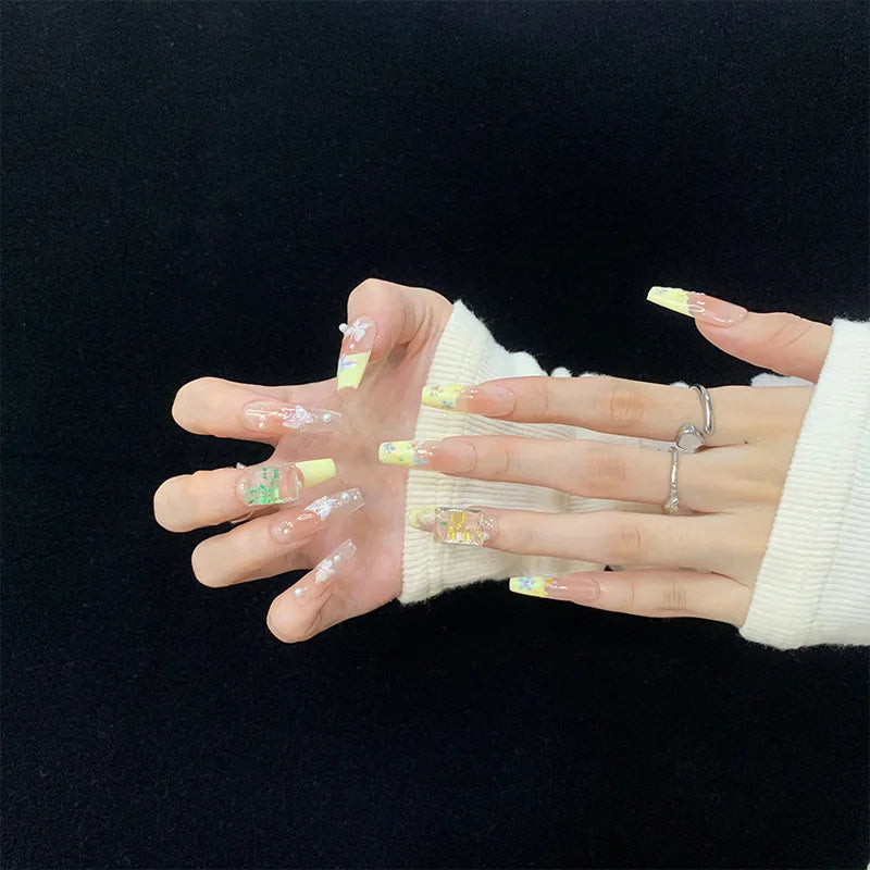 Uñas postizas suaves y extraíbles con diseño de cinta color nude a juego en amarillo tipo escalera larga