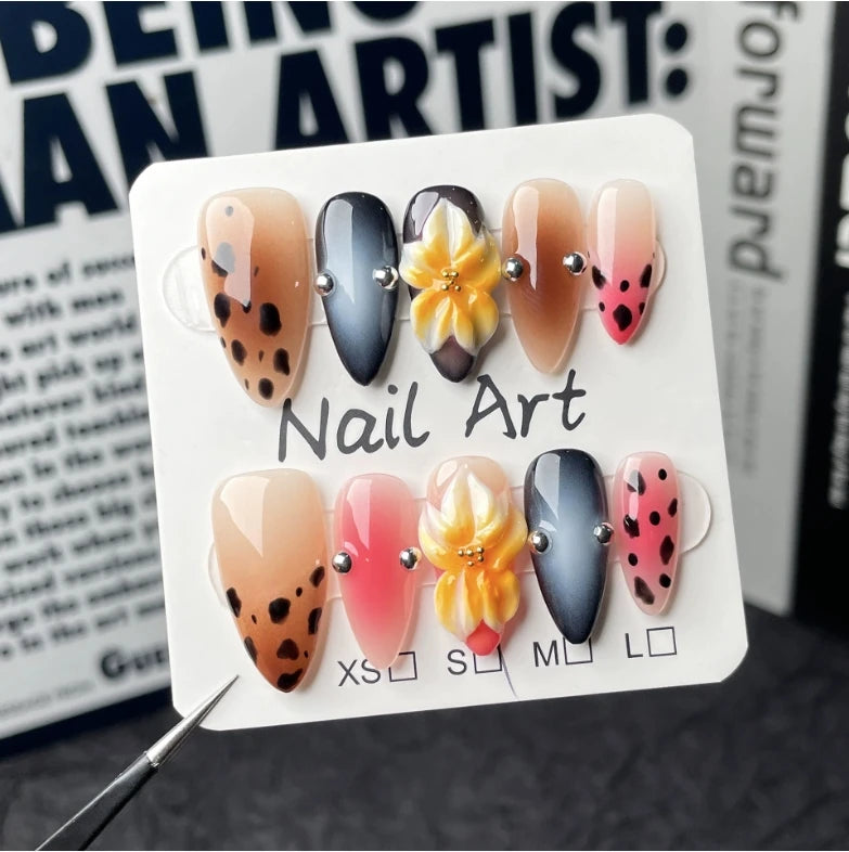Uñas con diseño de leopardo, almendra y rubor, con flores talladas en 3D, hechas a mano por un fabricante.