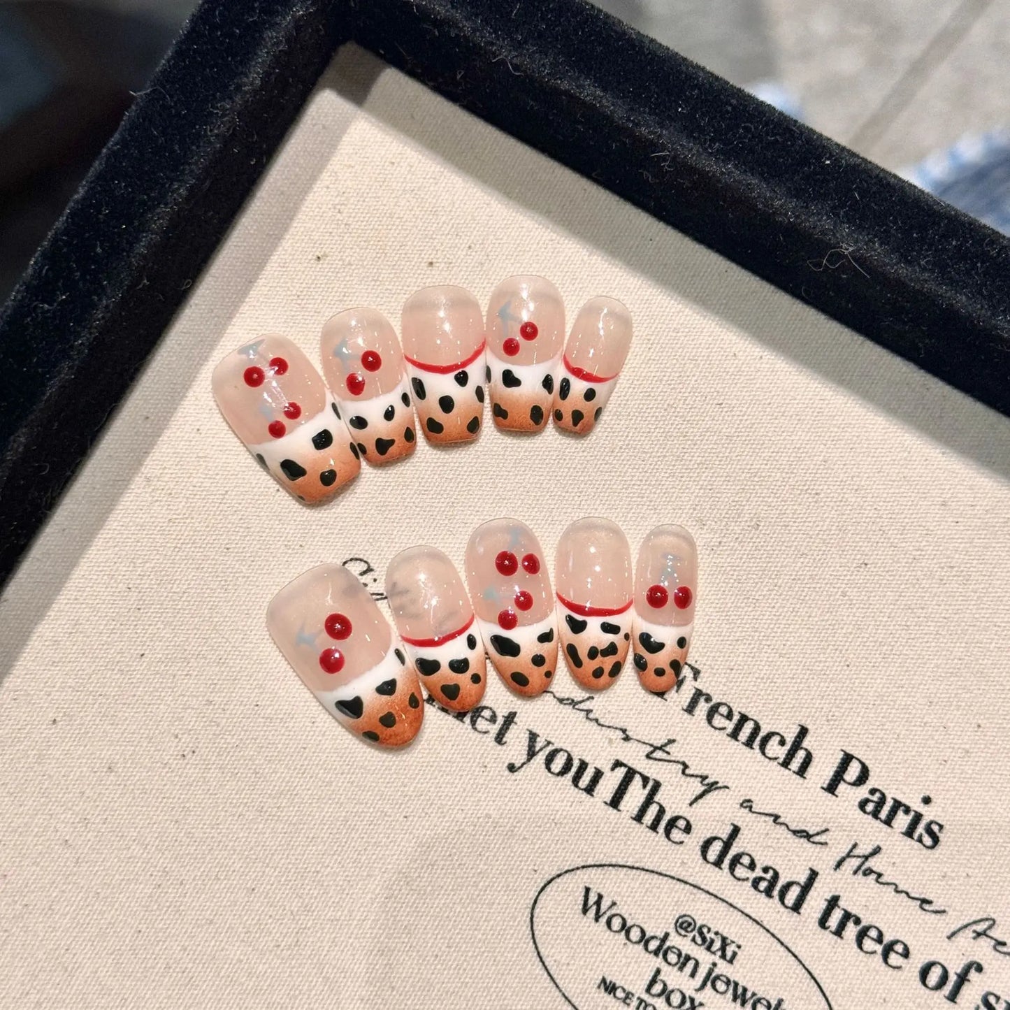 Uñas francesas ovaladas medianas prensadas con diseño de mariposa en blanco y negro, uñas prensadas a mano