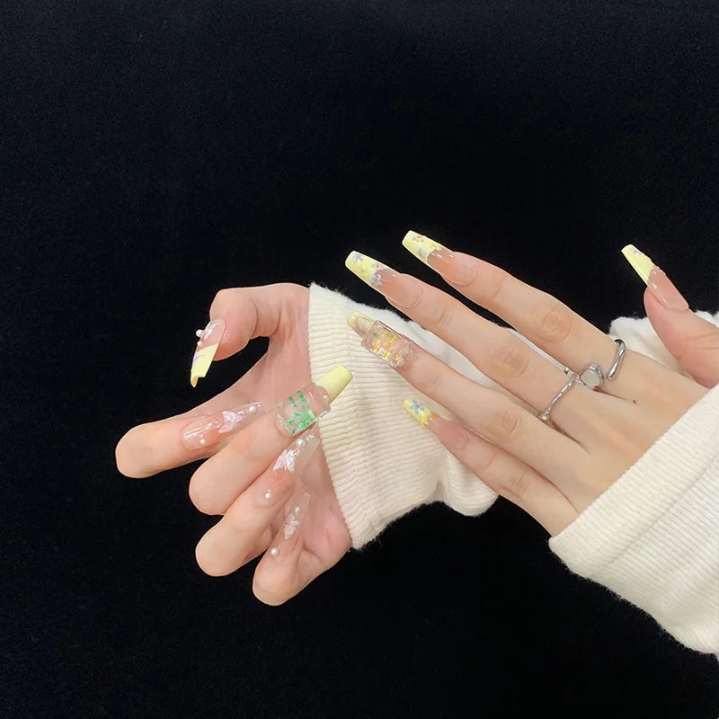 Uñas postizas suaves y extraíbles con diseño de cinta color nude a juego en amarillo tipo escalera larga