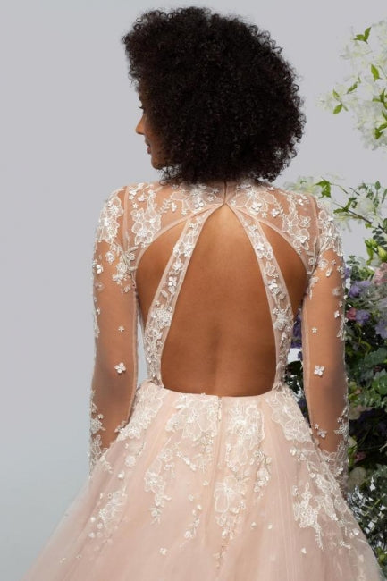 Elegantes Brautkleid mit hohem Halsausschnitt und langen Ärmeln aus Spitze