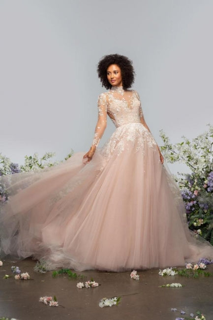 Elegantes Brautkleid mit hohem Halsausschnitt und langen Ärmeln aus Spitze