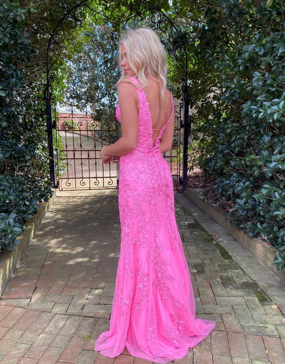 Vestido de fiesta de encaje con escote en V y corte sirena en rosa intenso