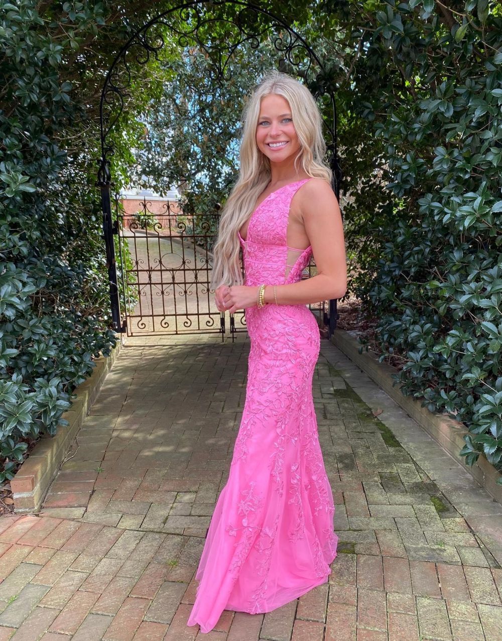 Vestido de fiesta de encaje con escote en V y corte sirena en rosa intenso