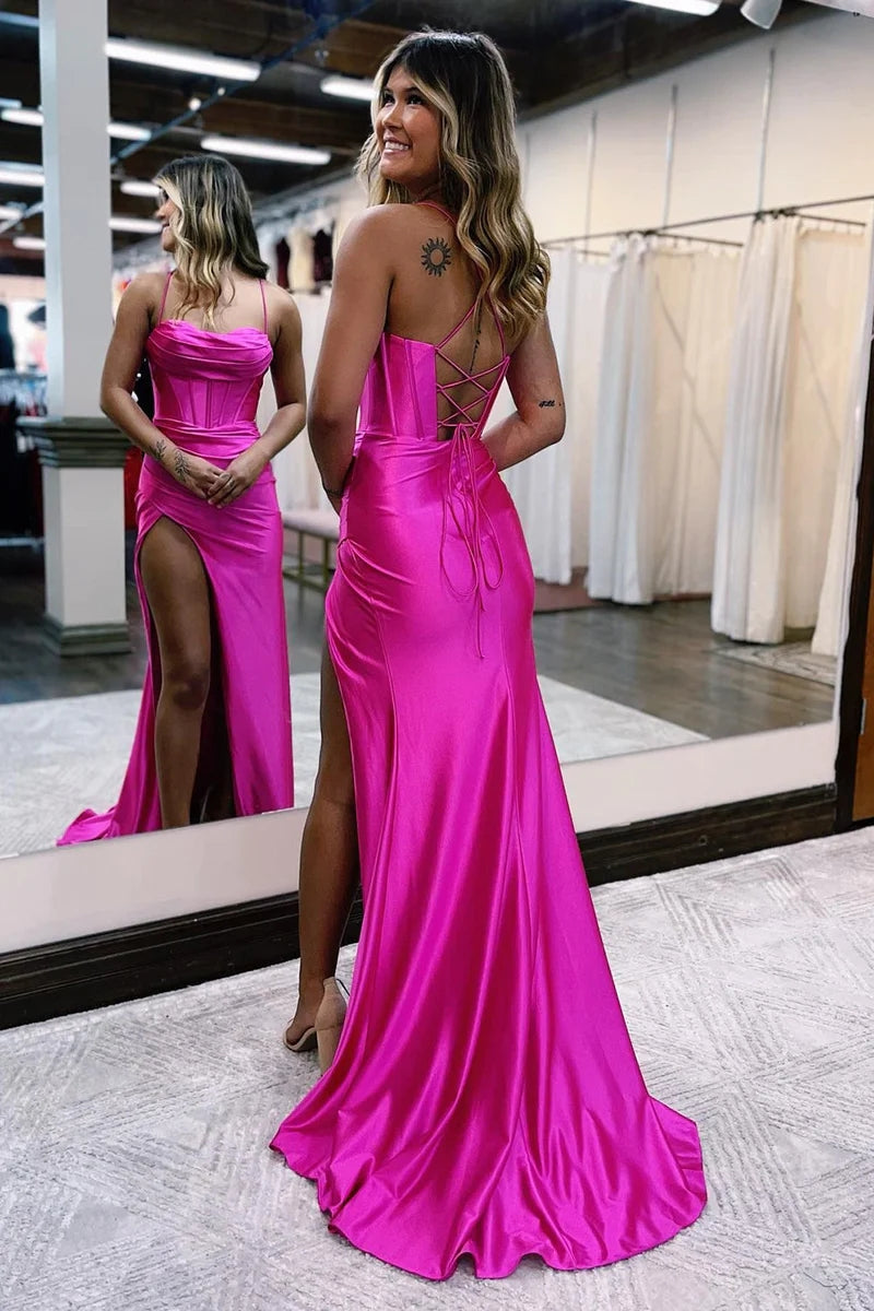 Vestido de fiesta de satén con tirantes finos y corte sirena en rosa intenso con abertura