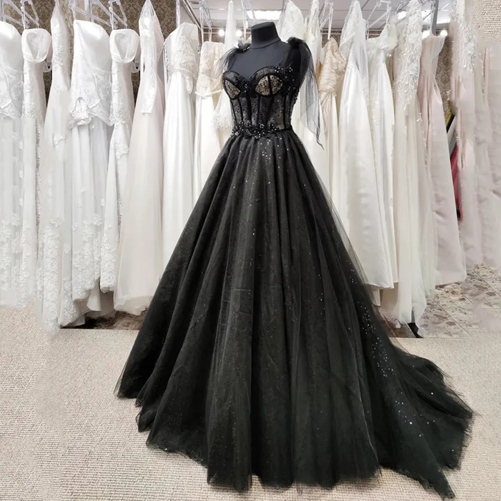 Vestido de novia negro con corte de corsé y tul con encaje brillante