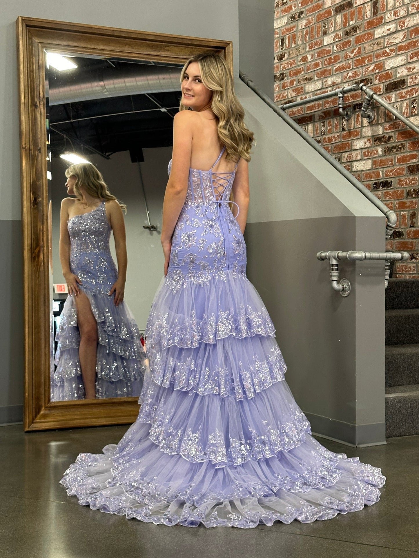 Roycebridal Andrea | Vestido de fiesta largo de encaje escalonado con un solo hombro