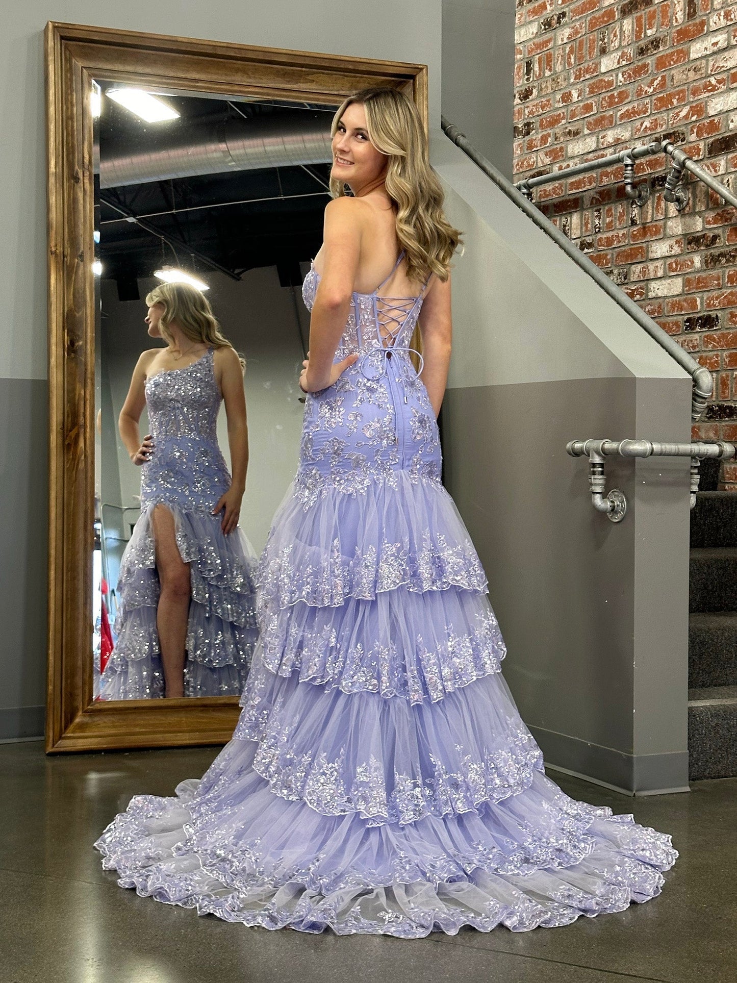 Roycebridal Andrea | Vestido de fiesta largo de encaje escalonado con un solo hombro