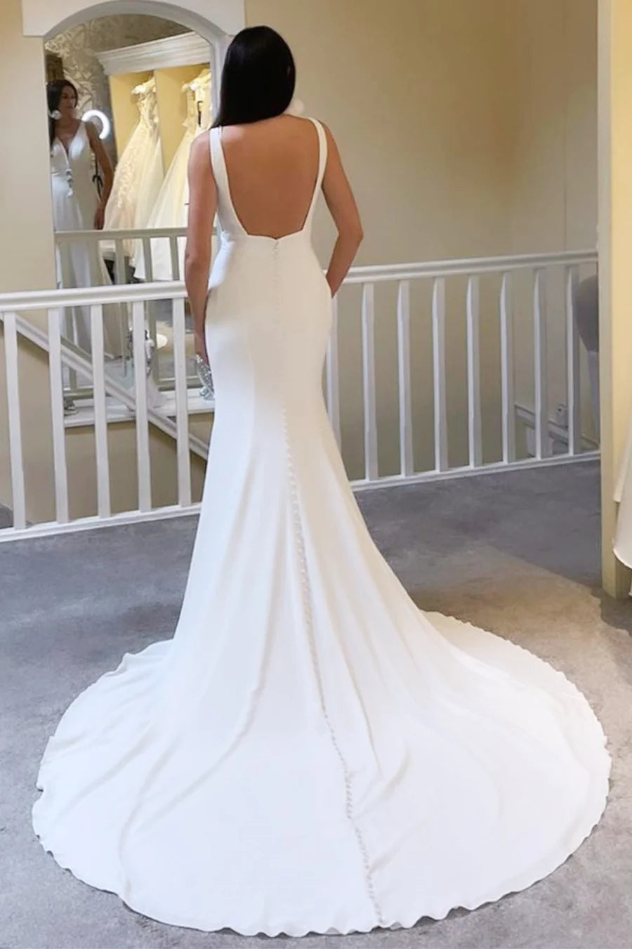 Elfenbeinfarbenes tiefes V-Ausschnitt-Brautkleid mit offenem Rücken im Meerjungfrau-Stil