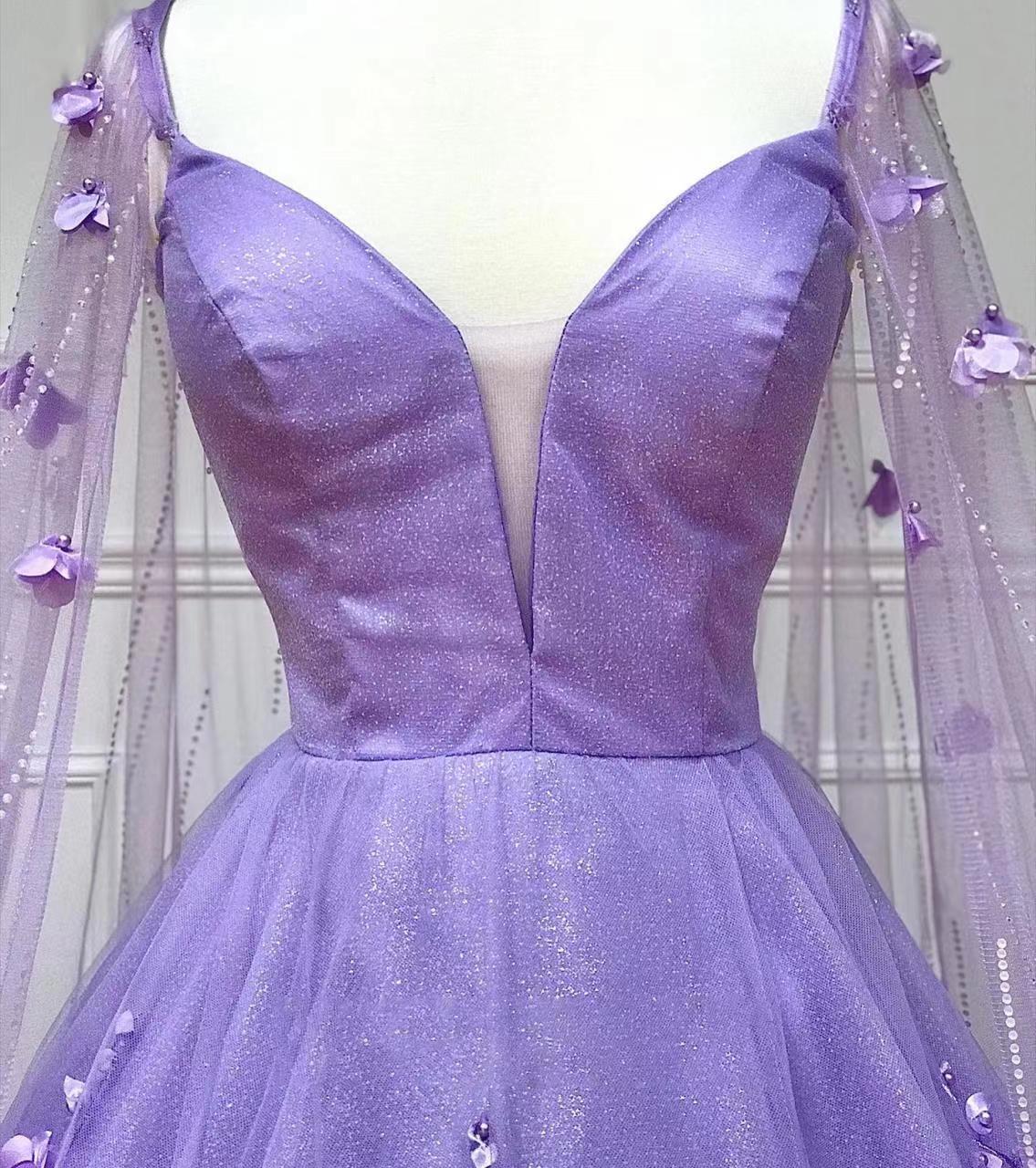 A-Linien-Ballkleid aus floraler Spitze mit Cape-Ärmeln