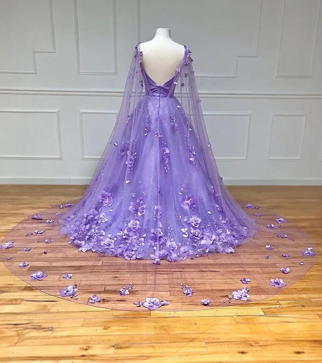 A-Linien-Ballkleid aus floraler Spitze mit Cape-Ärmeln