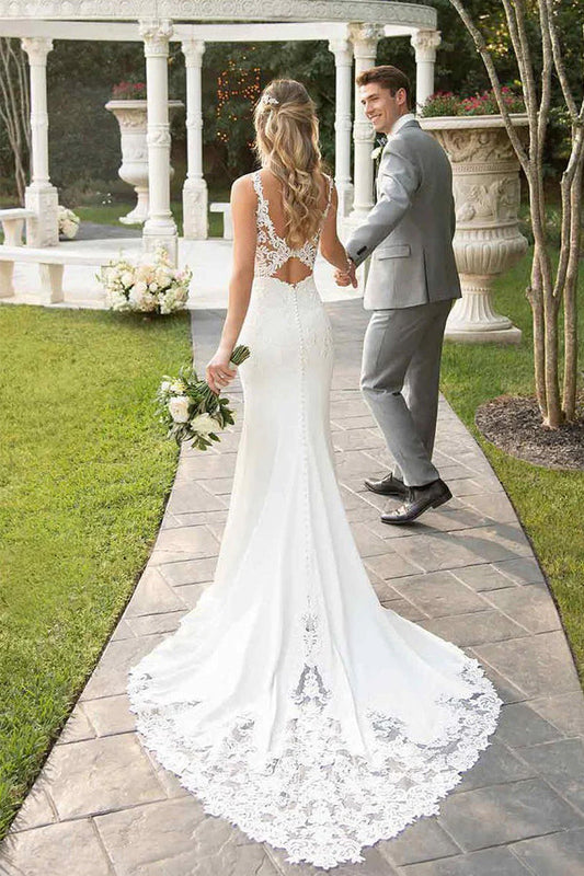 Vestido de novia color marfil con cola de sirena y tirantes de encaje