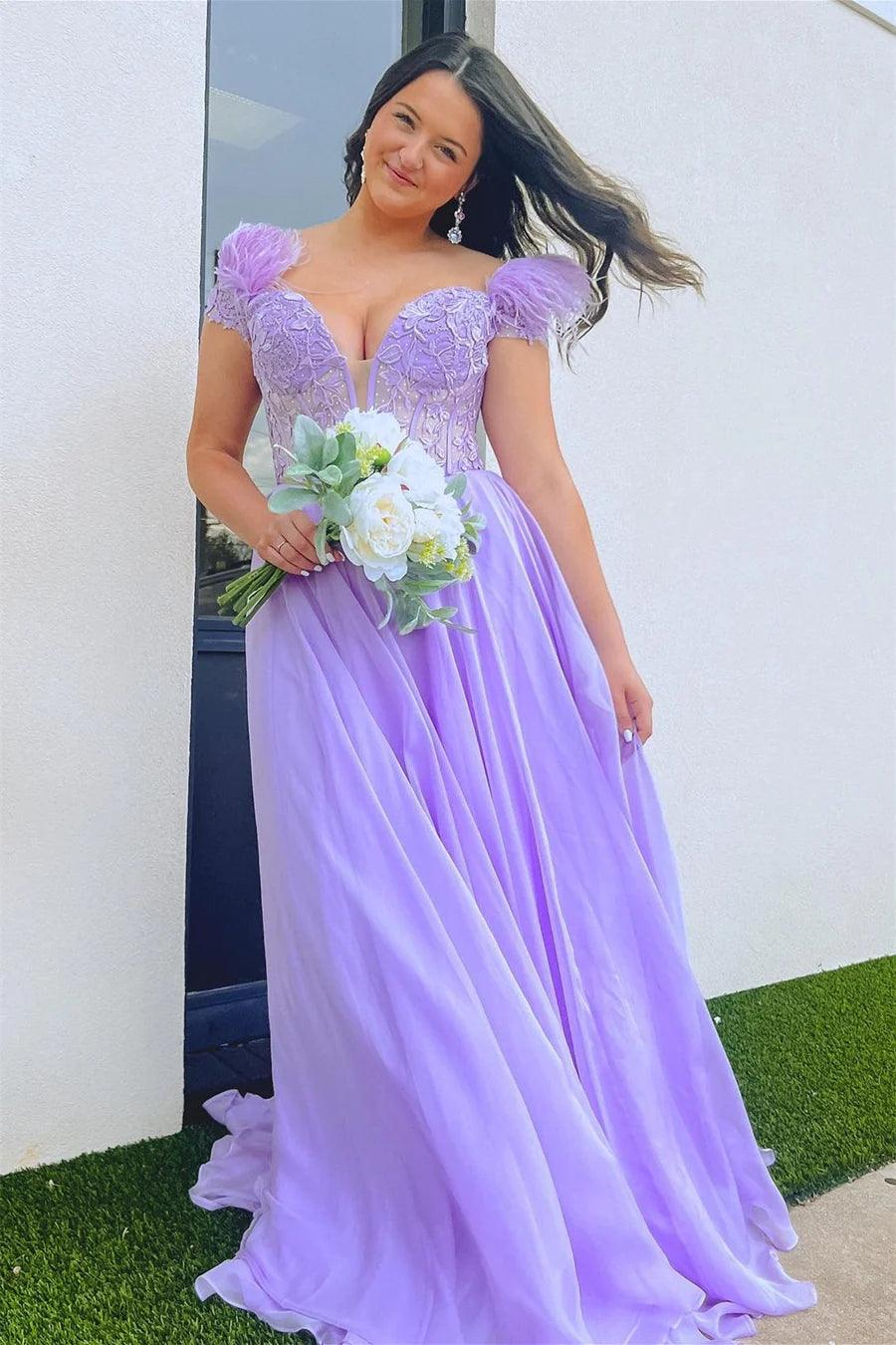 Vestido de fiesta largo color lavanda con escote en A y plumas, hombros descubiertos
