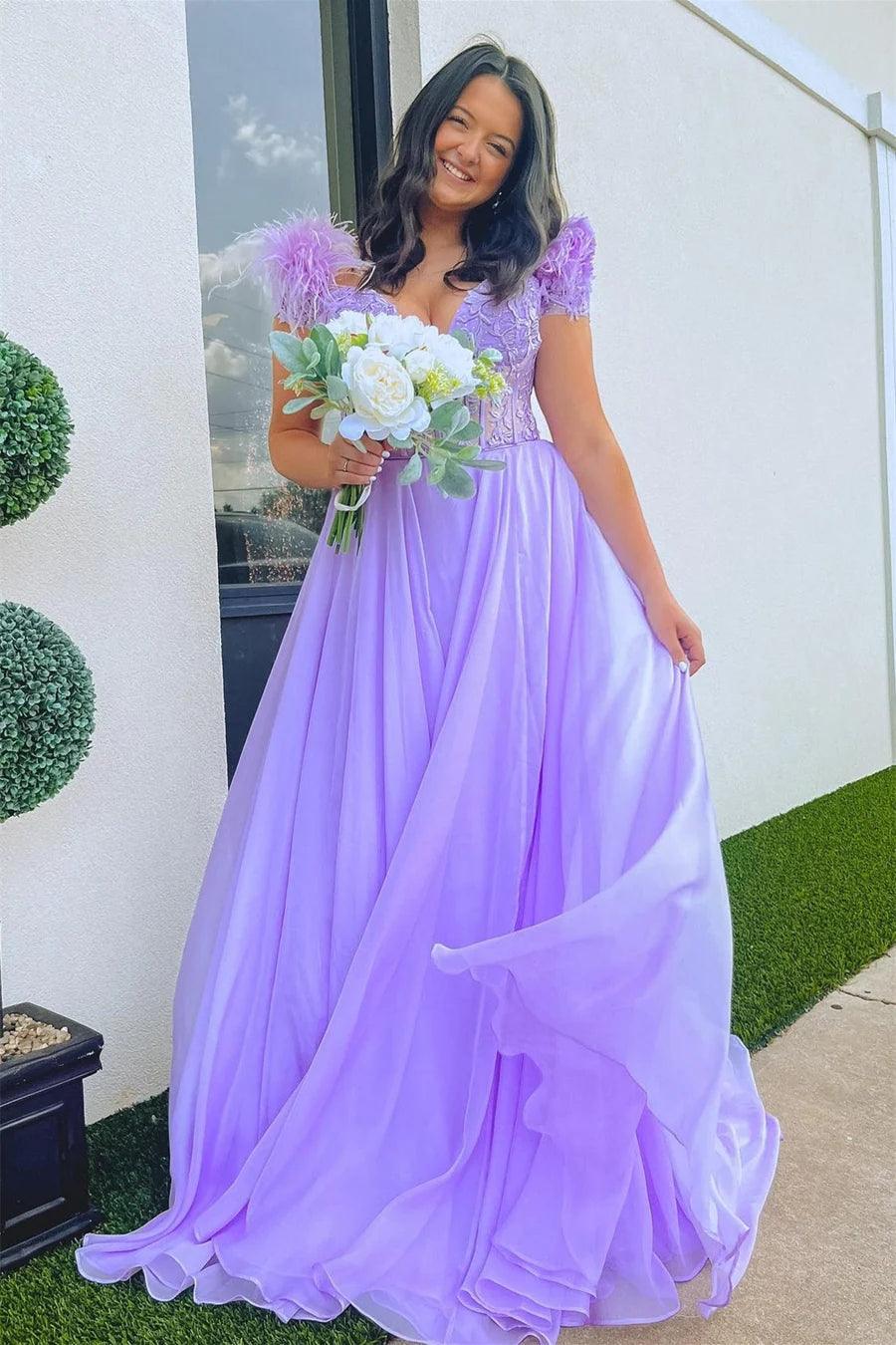 Vestido de fiesta largo color lavanda con escote en A y plumas, hombros descubiertos