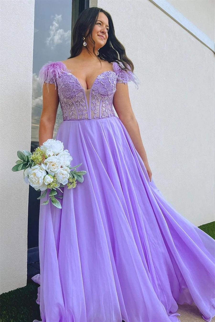 Vestido de fiesta largo color lavanda con escote en A y plumas, hombros descubiertos