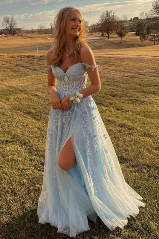 Vestidos de fiesta largos de tul azul claro con hombros descubiertos y apliques de encaje