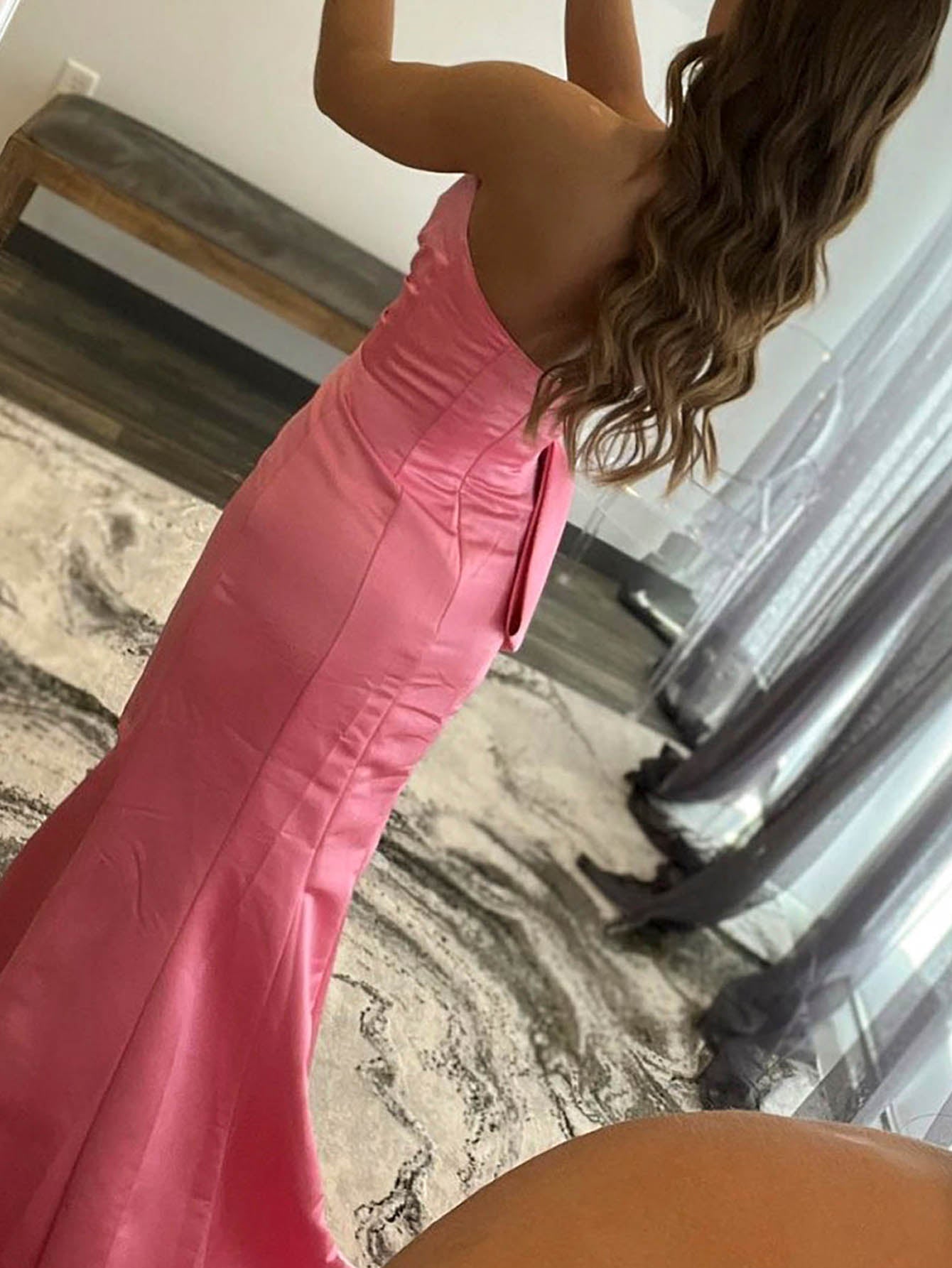 Vestido de fiesta largo de satén sin tirantes de sirena con pajarita
