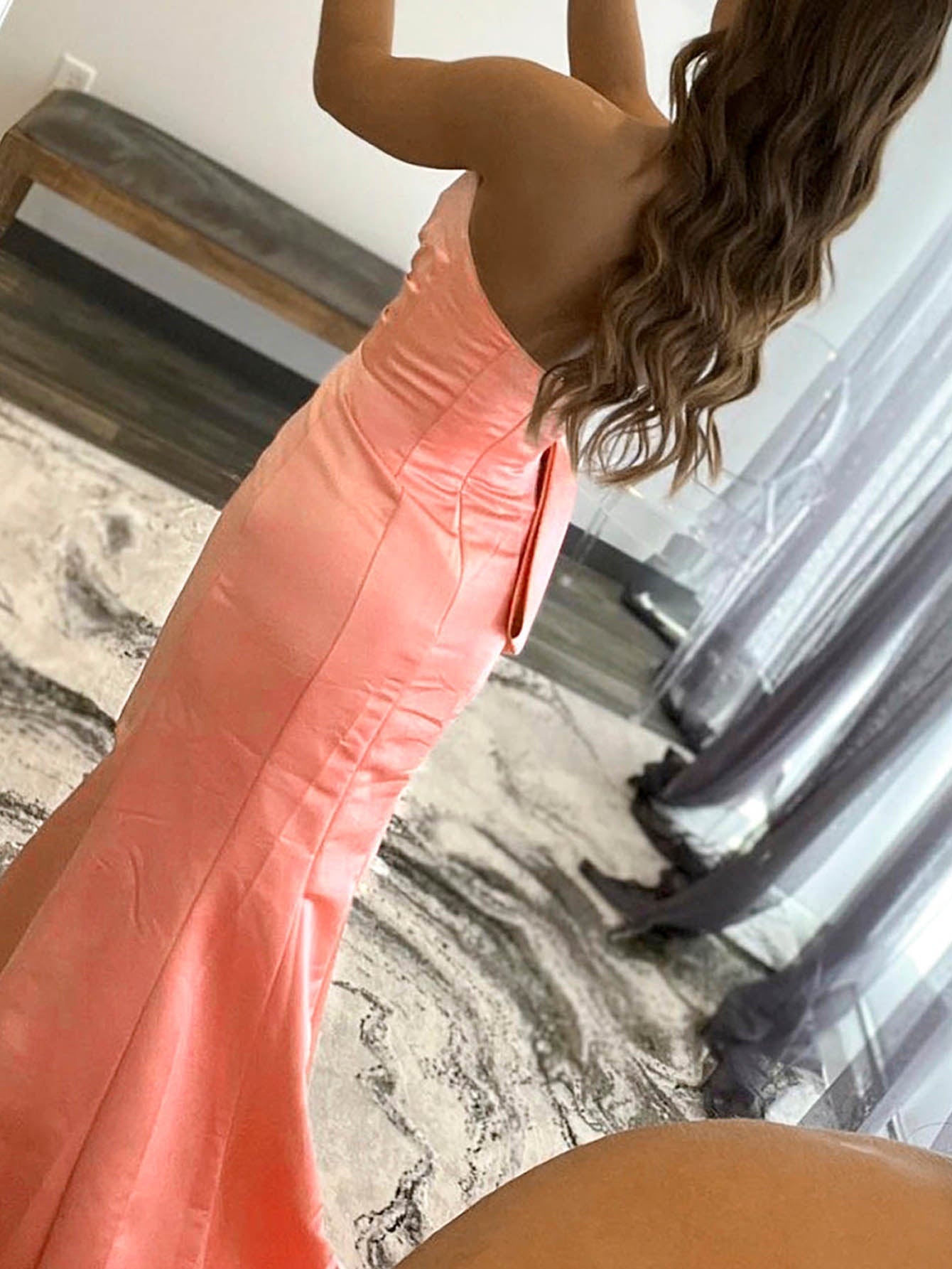 Vestido de fiesta largo de satén sin tirantes de sirena con pajarita