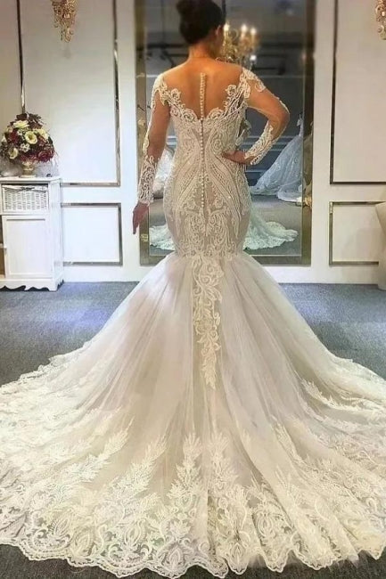 Elfenbeinfarbenes, figurbetontes Brautkleid aus Spitze mit Herzausschnitt und langen Ärmeln