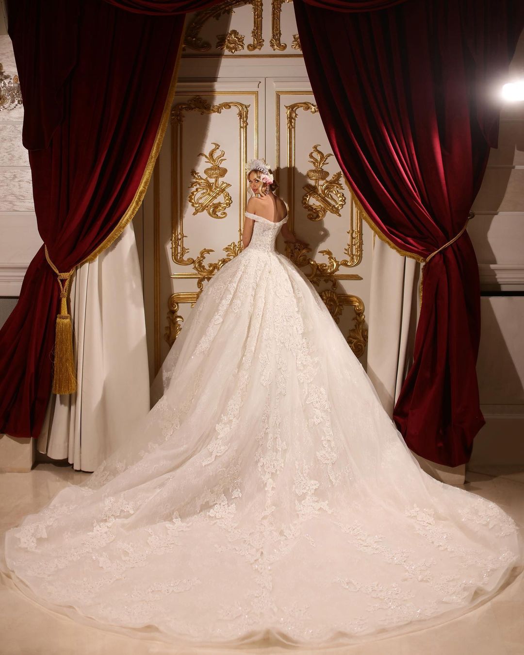 Luxuriöses A-Linien-Brautkleid mit langen, schulterfreien Applikationen und Perlenbesatz und Schleppe