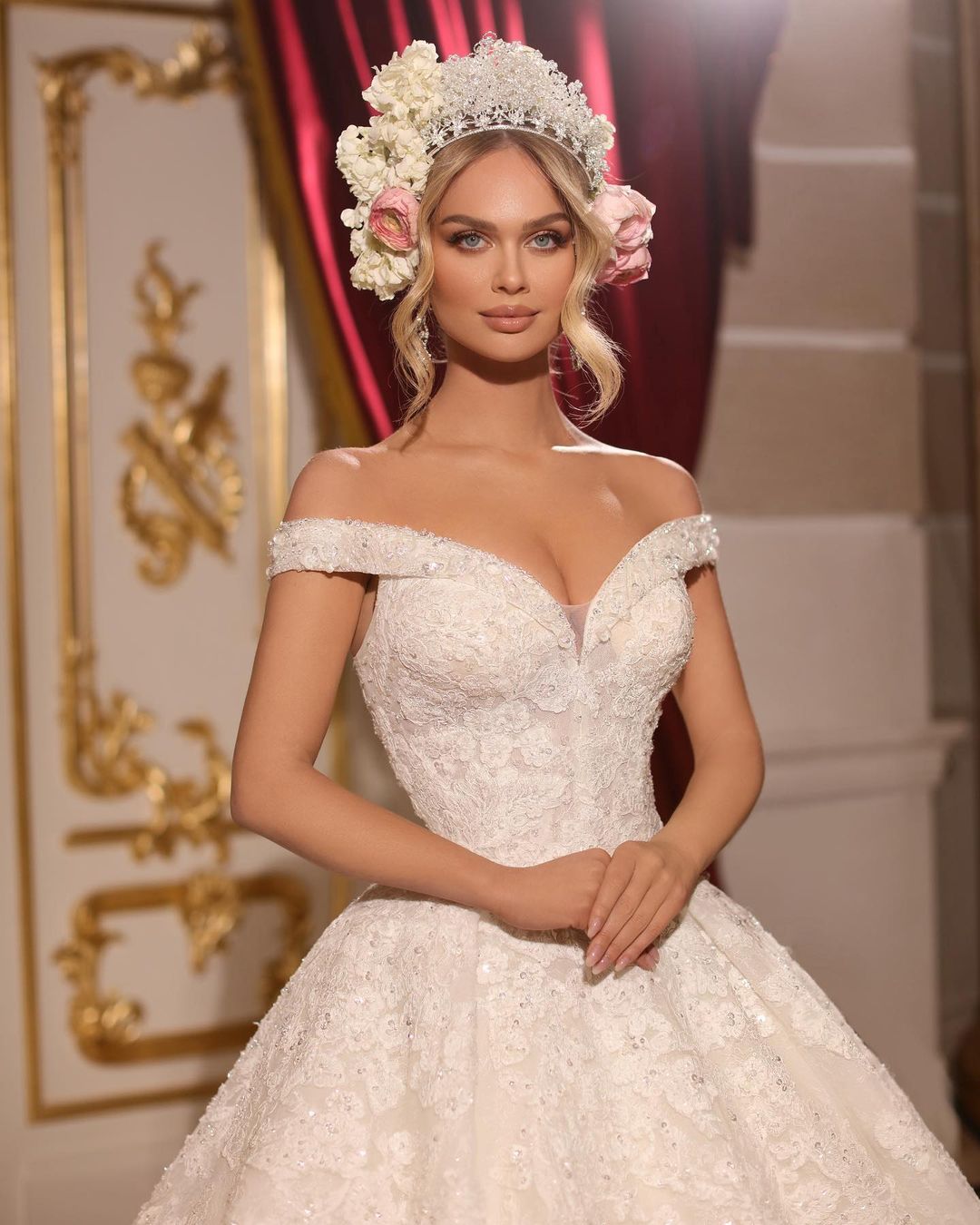Luxuriöses A-Linien-Brautkleid mit langen, schulterfreien Applikationen und Perlenbesatz und Schleppe