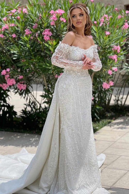 Lujoso vestido de novia largo color marfil con hombros descubiertos, encaje, cuentas, mangas largas y cola