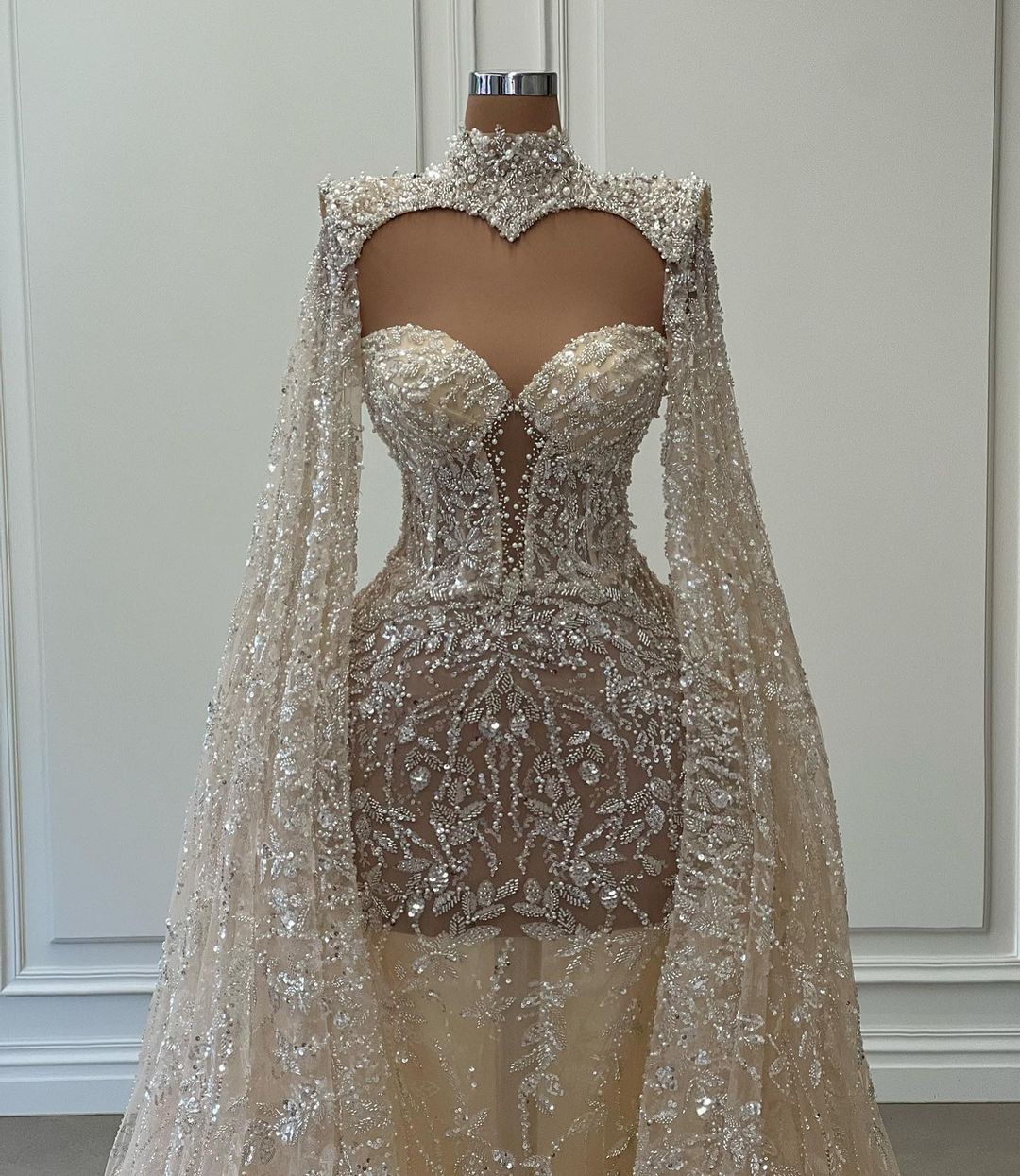 Luxuriöses langes Meerjungfrau-Ballkleid mit hohem Halsausschnitt und Glitzerspitze und Ärmeln