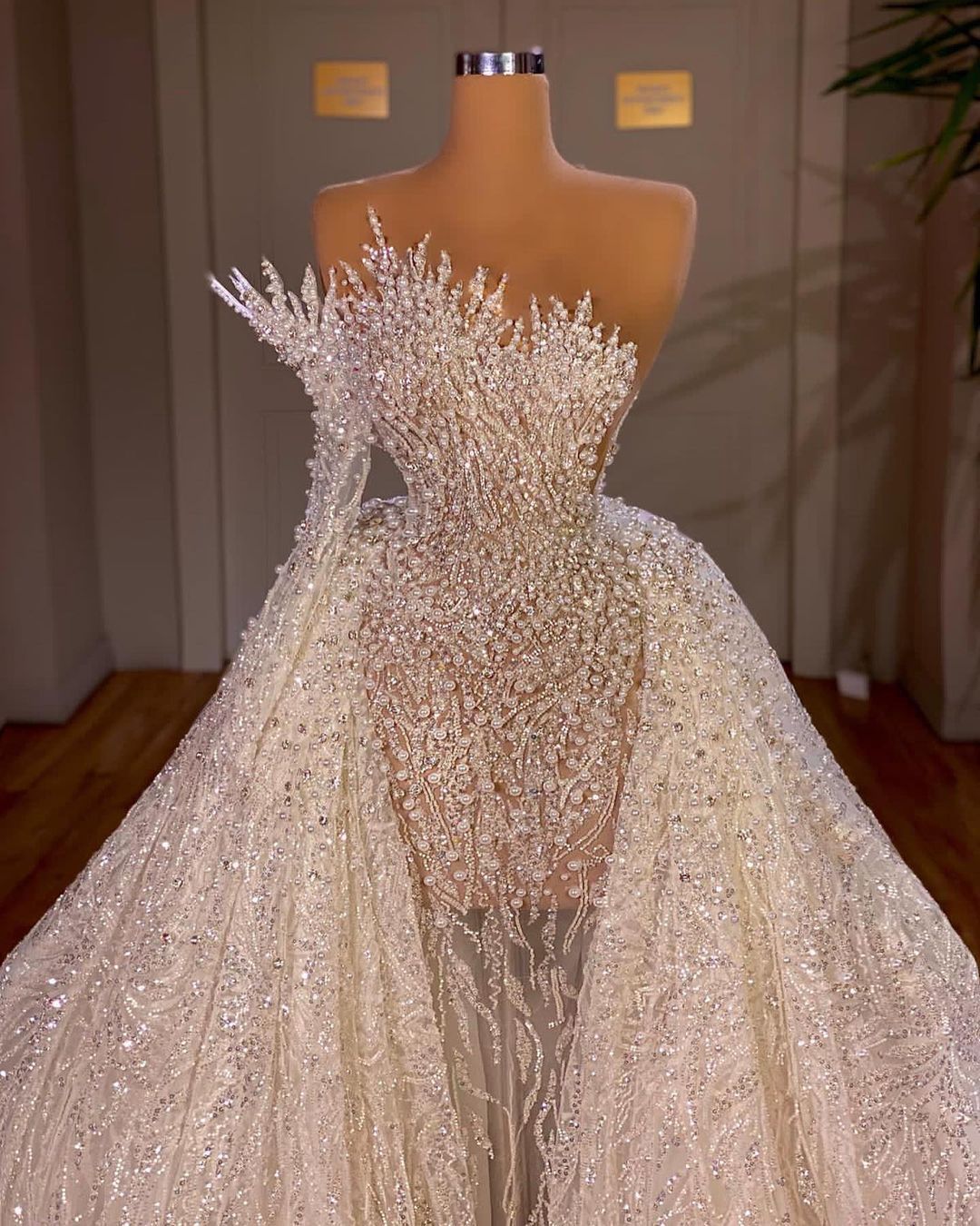 Luxuriöses langes weißes A-Linien-Brautkleid mit Perlenbesatz und einer Schulter