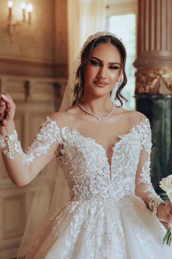 Luxuriöses langes weißes A-Linien-Brautkleid aus Tüllspitze mit U-Ausschnitt und Ärmeln