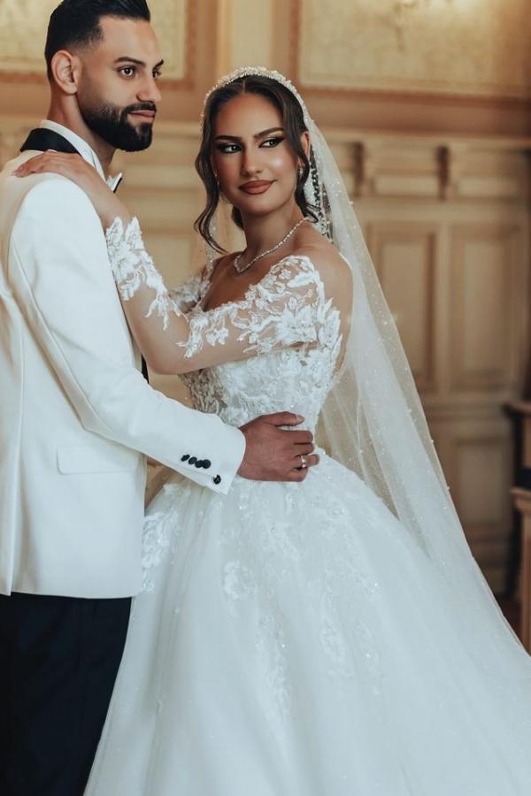 Luxuriöses langes weißes A-Linien-Brautkleid aus Tüllspitze mit U-Ausschnitt und Ärmeln